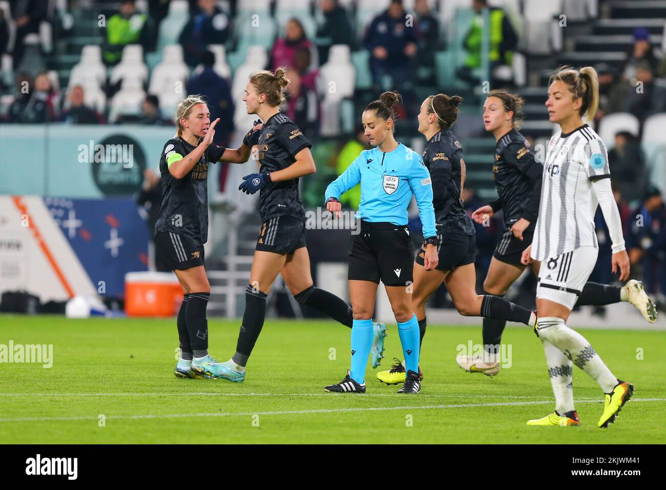 TORINO, 24 NOVEMBRE 2022. Vivianne Miedema delle Donne Arsenali festeggia con i compagni di squadra dopo aver segnato durante la partita UWCL (Gruppo C) tra Juventus Women FC e Arsenal Women FC il 24 novembre 2022 allo stadio Allianz di Torino. Credit: Massimiliano Ferraro/Alamy Live News Foto Stock