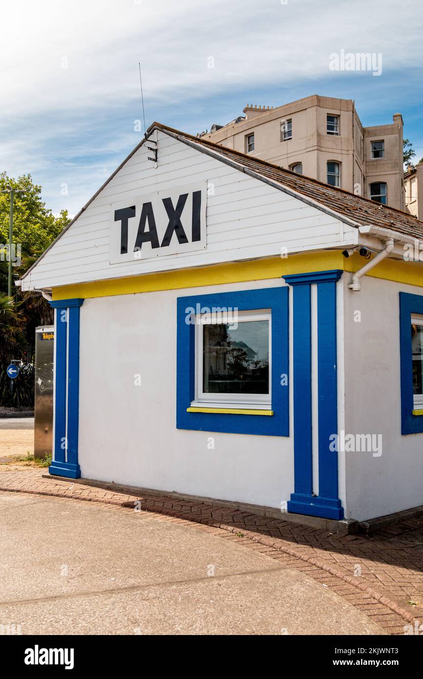 Un eccentrico taxi sala di attesa edificio chiamato tranquillo Cottage a Torquay, Devon, Regno Unito. Foto Stock