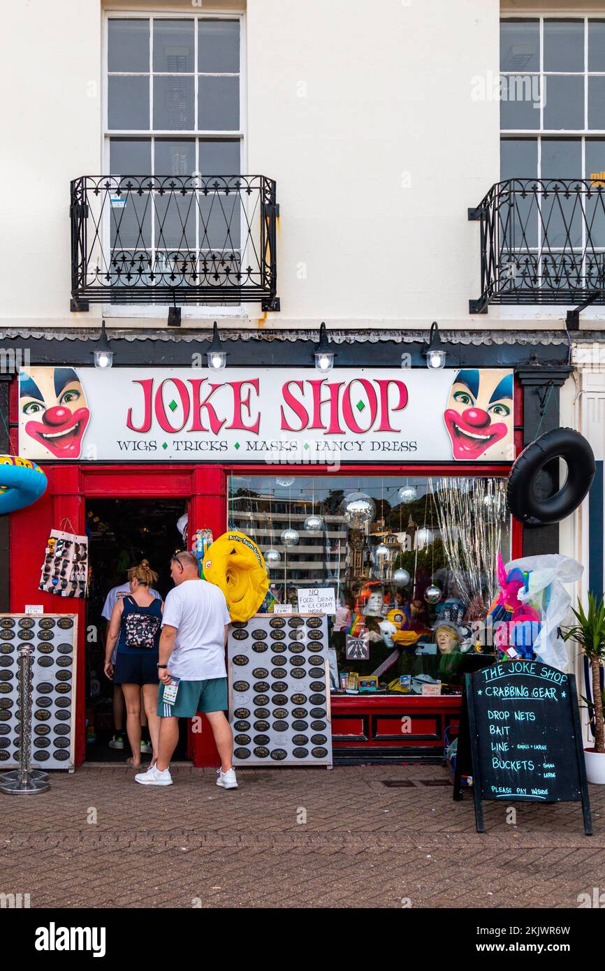 Una vista esterna di un negozio di souvenir e di scherzo su Victoria Parade, Torquay, Regno Unito Foto Stock