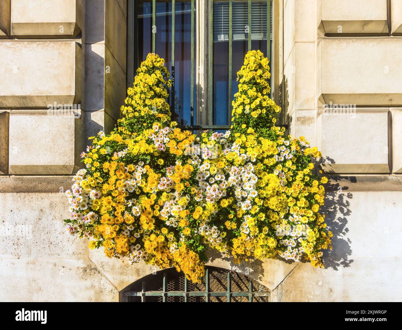 Di fronte all'Hotel de Ville (municipio) decorato con finestre traboccanti - Tours, Indre-et-Loire (37), Francia. Foto Stock