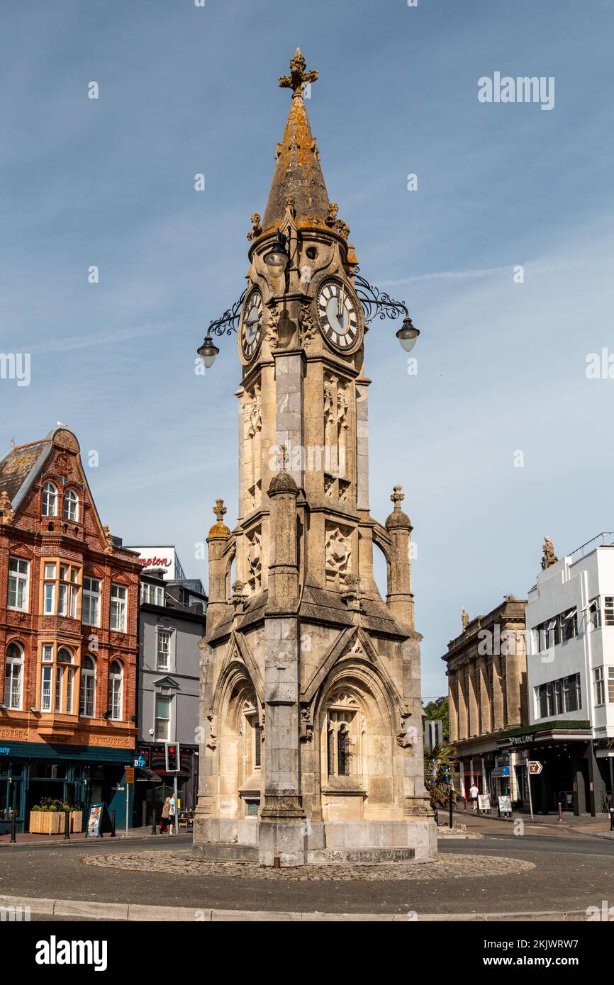 La Mallock Memorial Clock Tower di Torquay, Regno Unito, è un edificio classificato di II grado, realizzato in pietra arenaria ed è stato progettato da John Donkin. Foto Stock