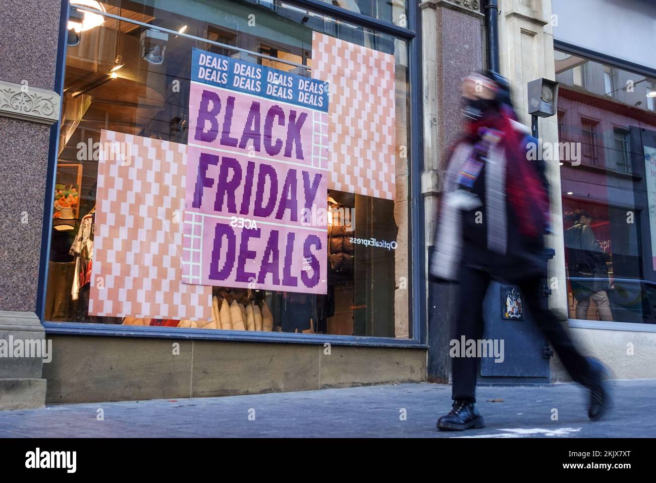 Corporation Street, Birmingham 25 novembre 2022. - Gli amanti dello shopping nel centro di Birmingham cercano le migliori offerte per il Black Friday. Fig. Per credito: Interrompi stampa Media/Alamy Live News Foto Stock