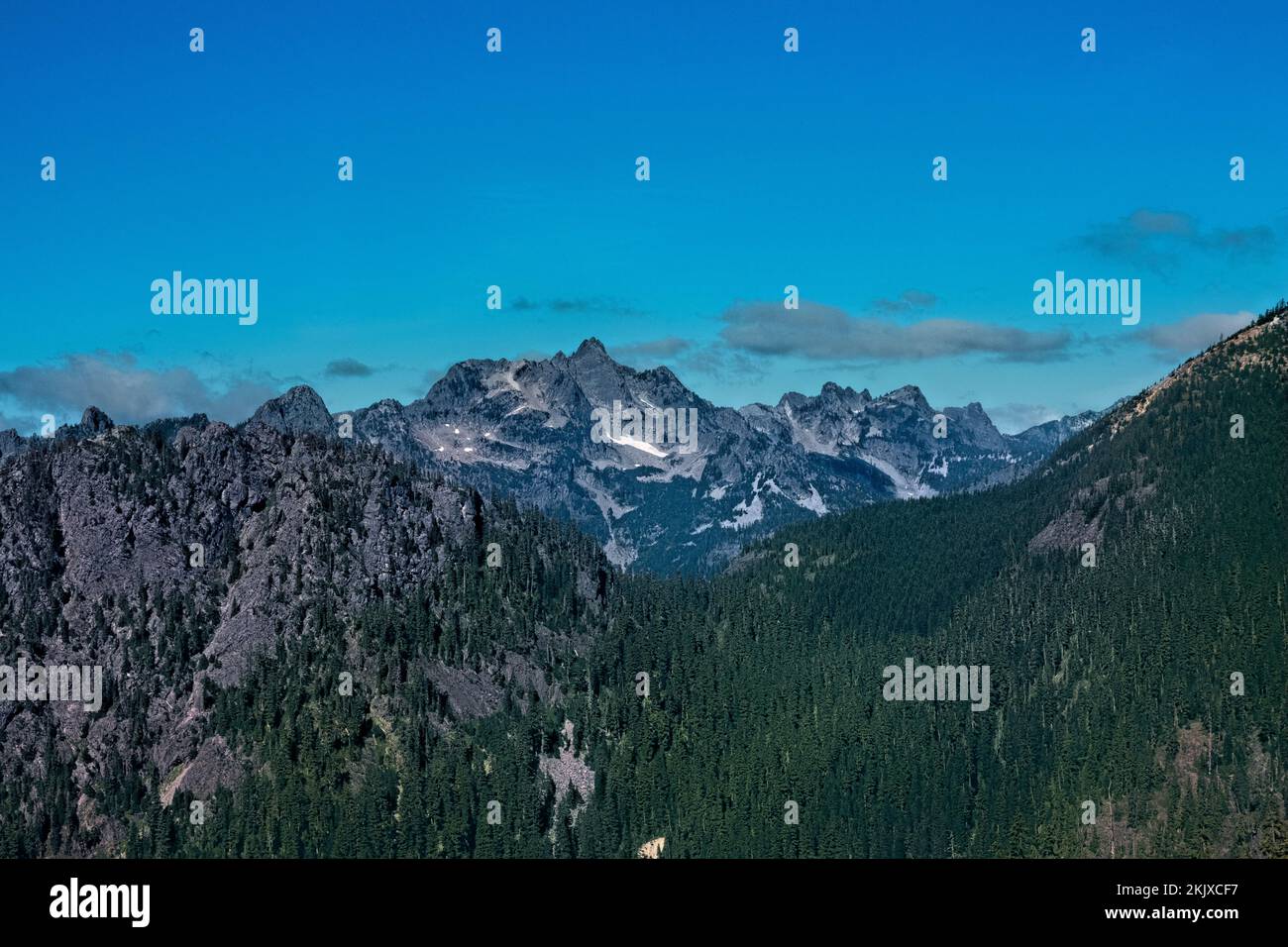 Vista del Chair Peak e delle North Cascades, del Pacific Crest Trail, del Passo Snoqualmie, Washington, Stati Uniti Foto Stock