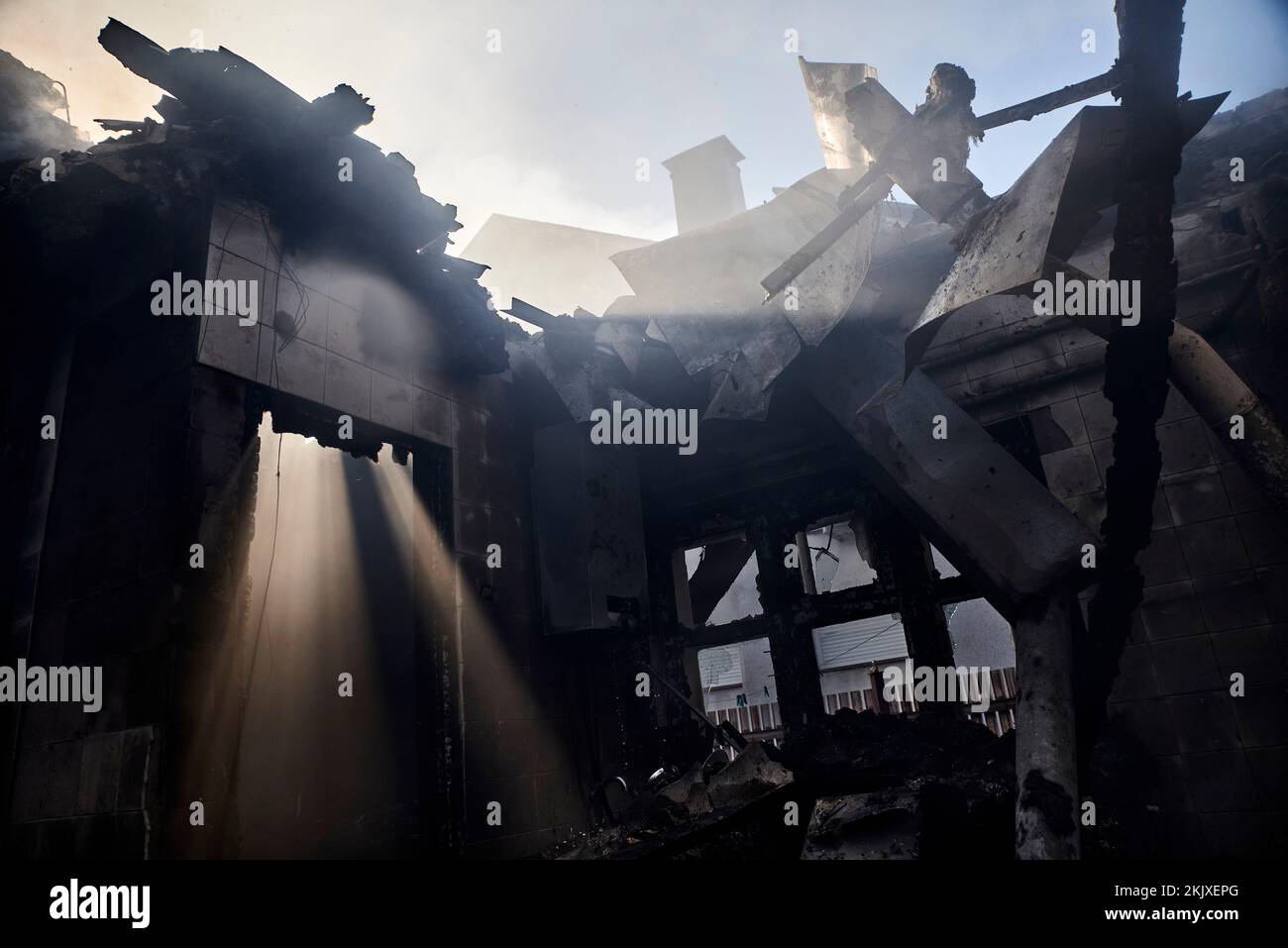 Antonin Burat / le Pictorium - la guerra in Ucraina: David si alza a Goliath - 23/3/2022 - Ucraina / Kyiv - le rovine di un edificio messo a fuoco Foto Stock