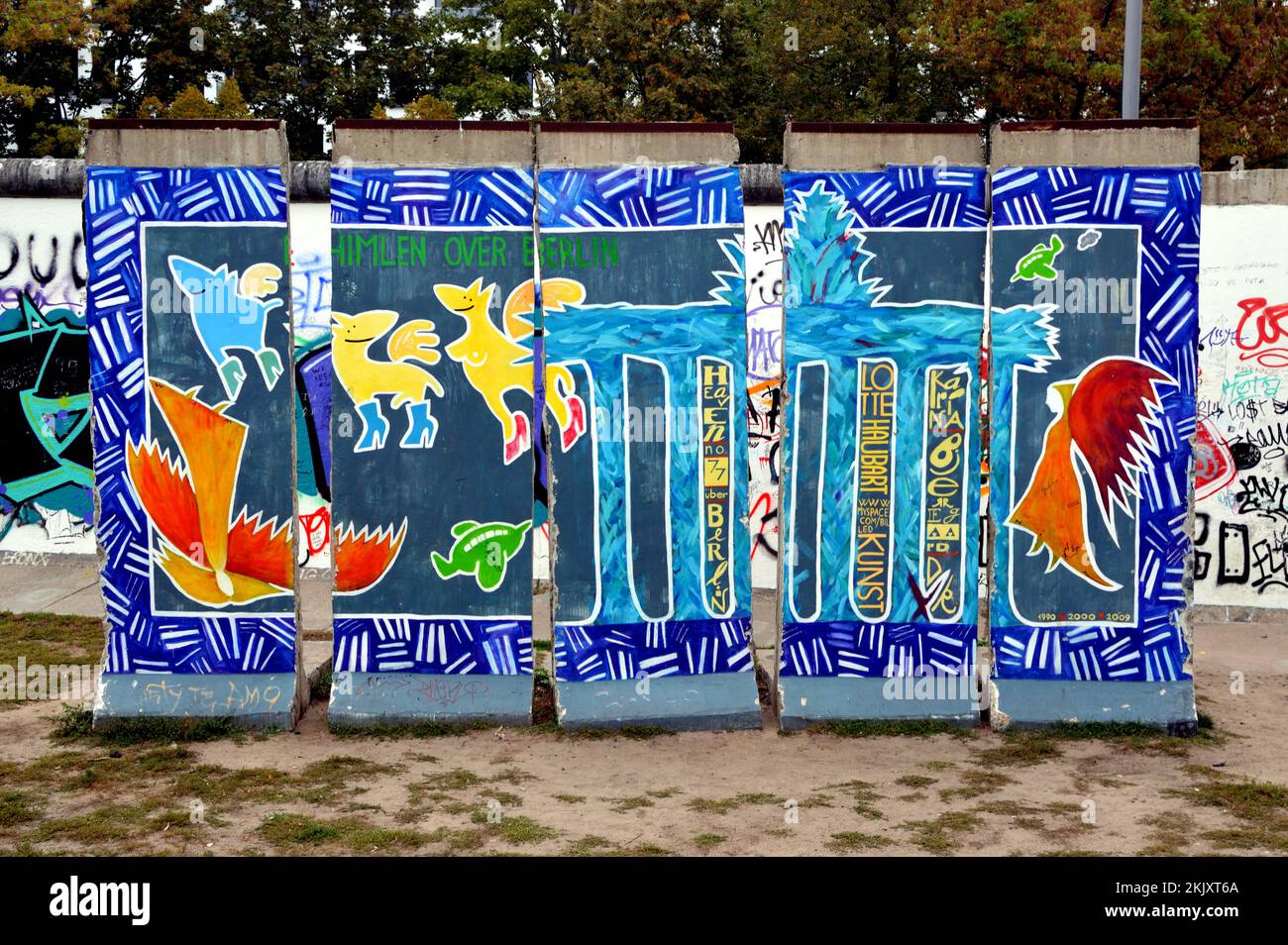 La Street art della porta di Brandeburgo di fronte al Muro di Berlino. Berlino, Germania. Foto Stock