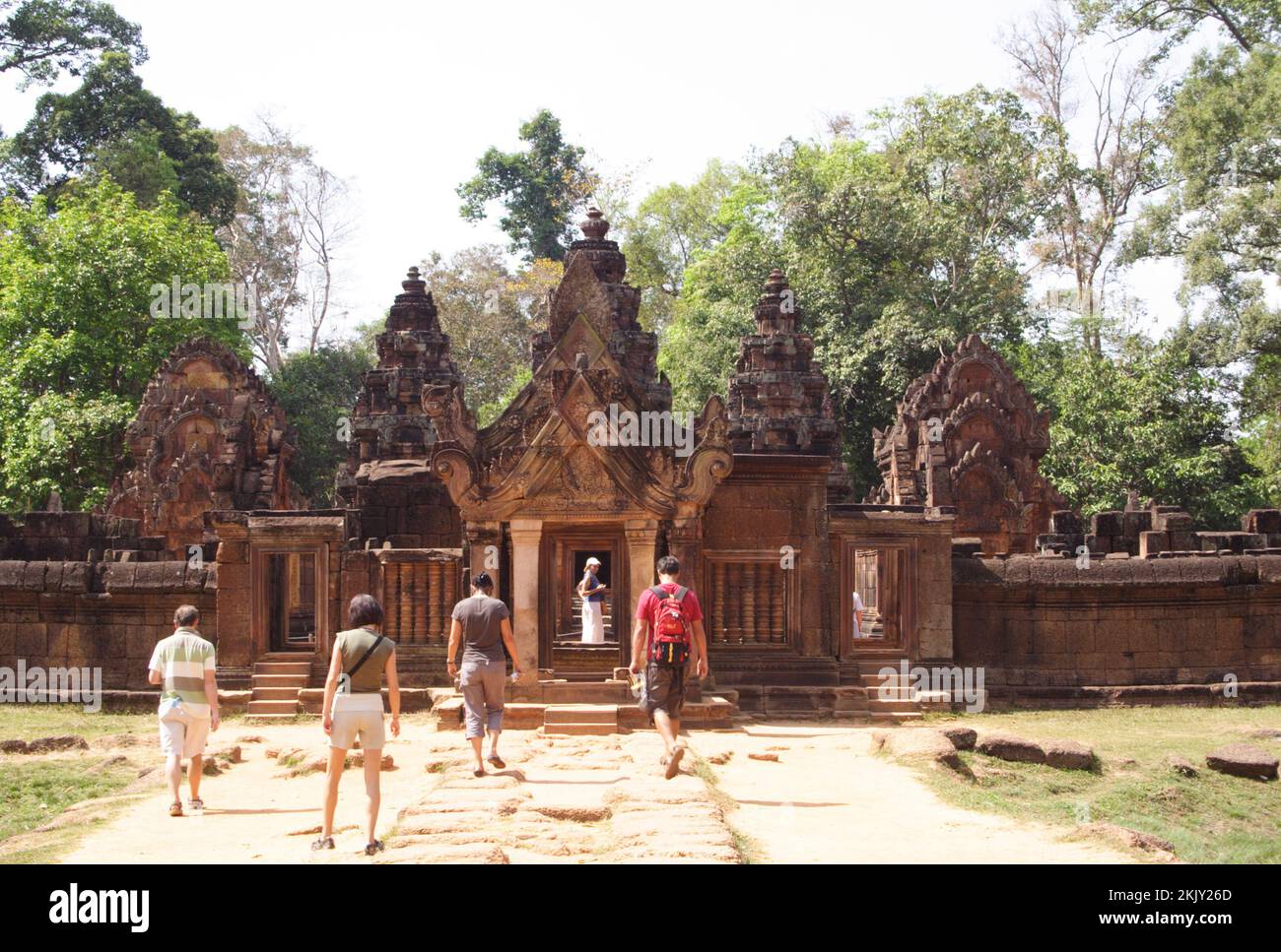 Ingresso alla galleria interna e alle torri, Banteay Srei, Angkor, Siem Reap, Cambogia Foto Stock