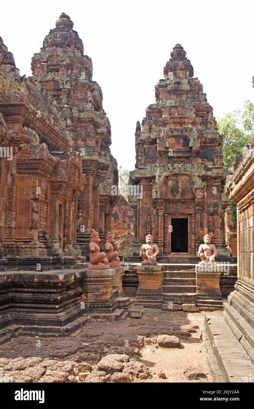 Cortile interno con tre torri e due guardiani, Banteay Srei, Angkor, Siem Reap, Cambogia Foto Stock