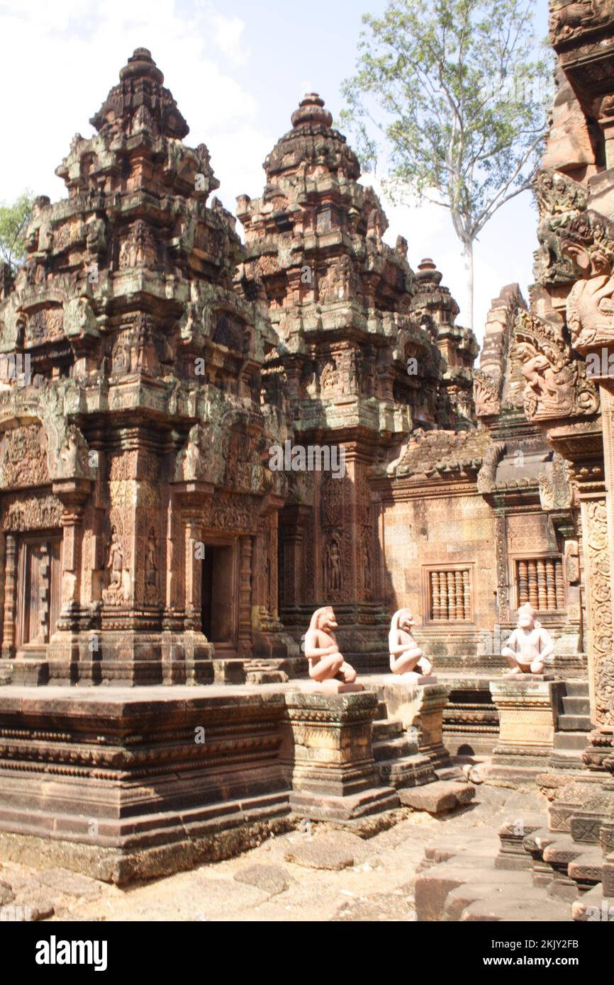 Cortile interno con torri e guardiani scimmie, Banteay Srei, Angkor, Siem Reap, Cambogia. Foto Stock
