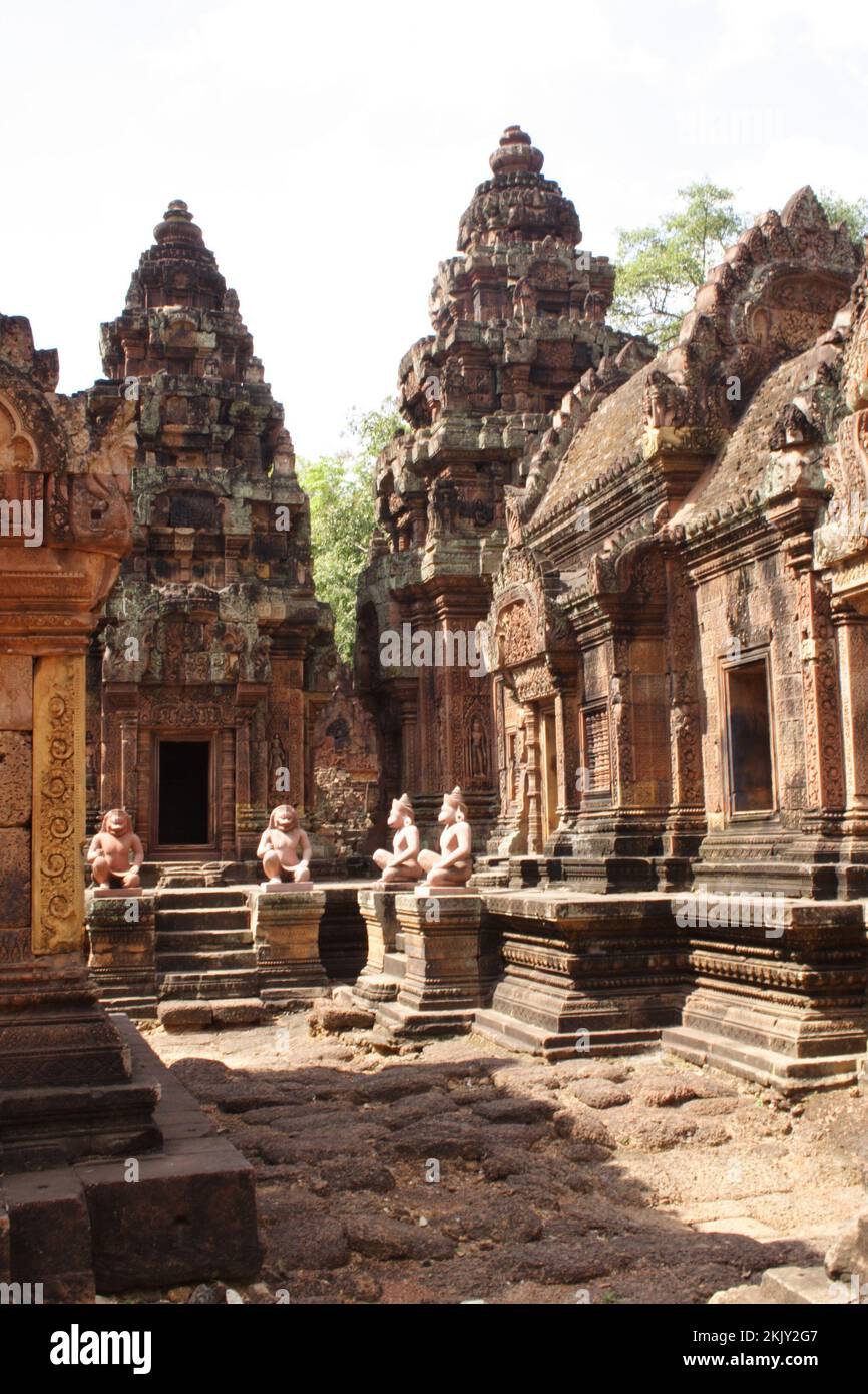 Cortile interno con torri e guardiani scimmie, Banteay Srei, Angkor, Siem Reap, Cambogia. Foto Stock
