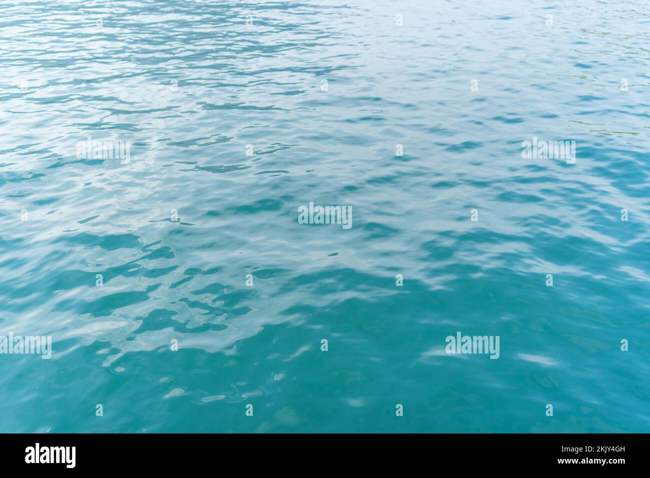Acqua struttura sfondo, mediterraneo ondulato blu chiaro acqua superficie, vista dall'alto Foto Stock
