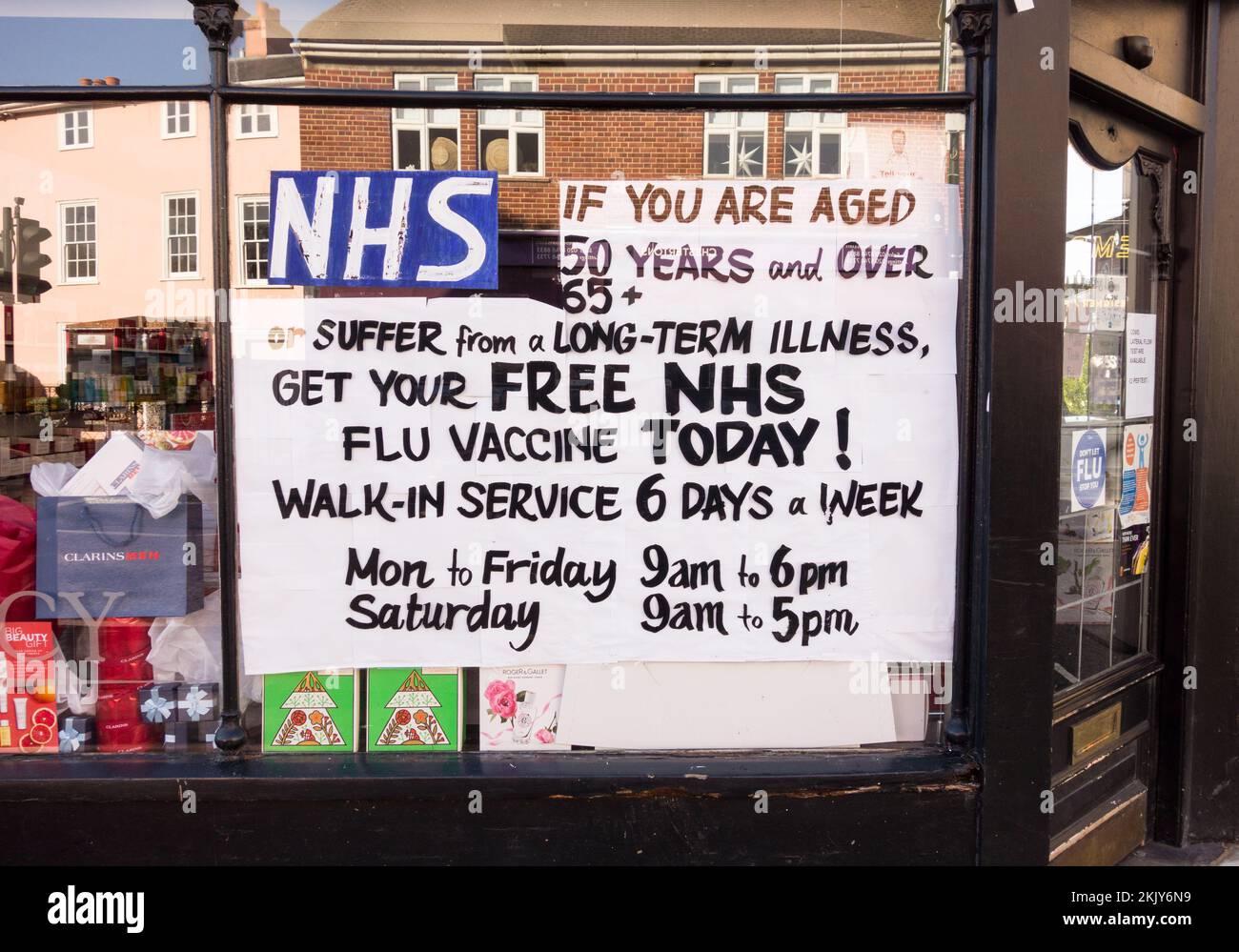 Un grande, scritto a mano, NHS Free Flu Vaccine pubblicità per gli oltre 50s anni nella vetrina di un chimico a Londra, Inghilterra, Regno Unito Foto Stock