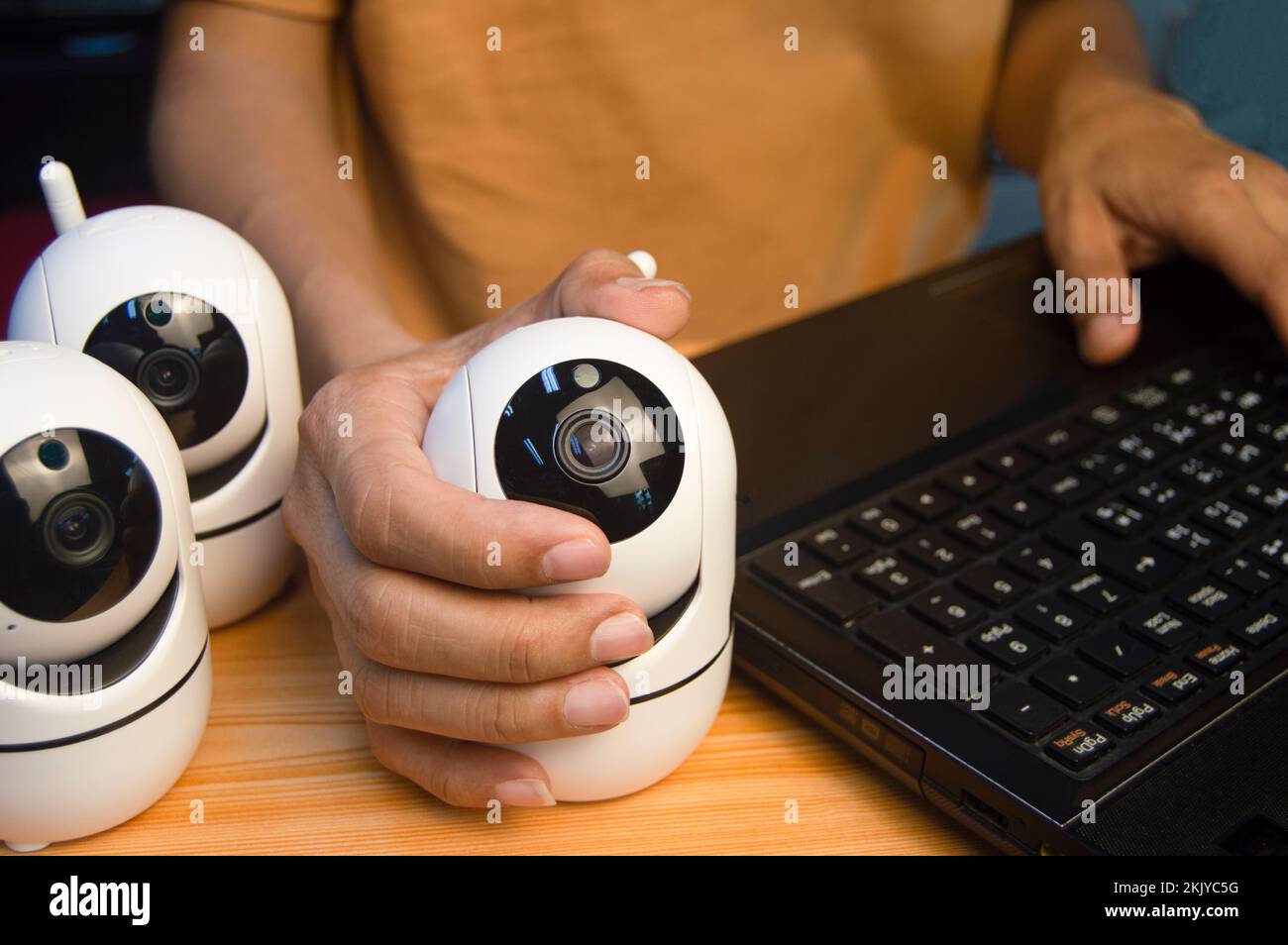 Operatore della telecamera IP dal computer, configurare la telecamera IP. Foto Stock