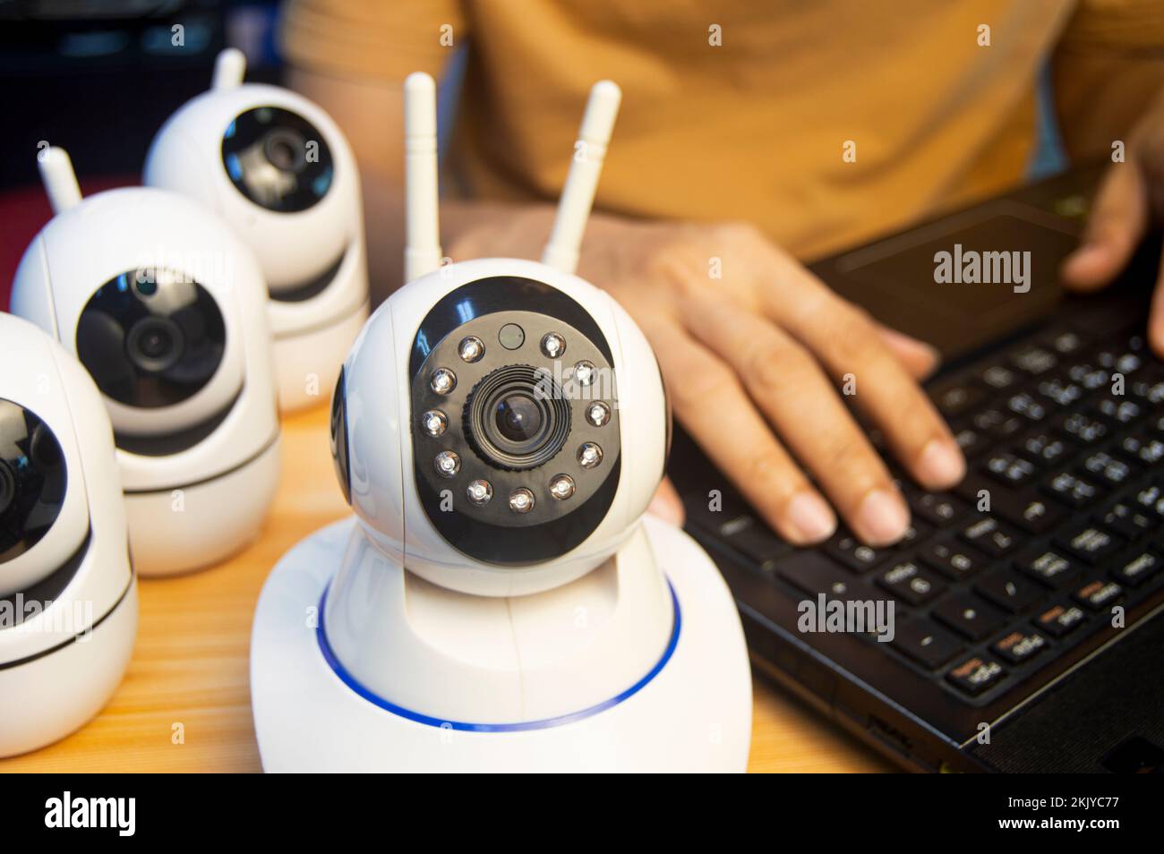 Operatore della telecamera IP dal computer, configurare la telecamera IP. Foto Stock