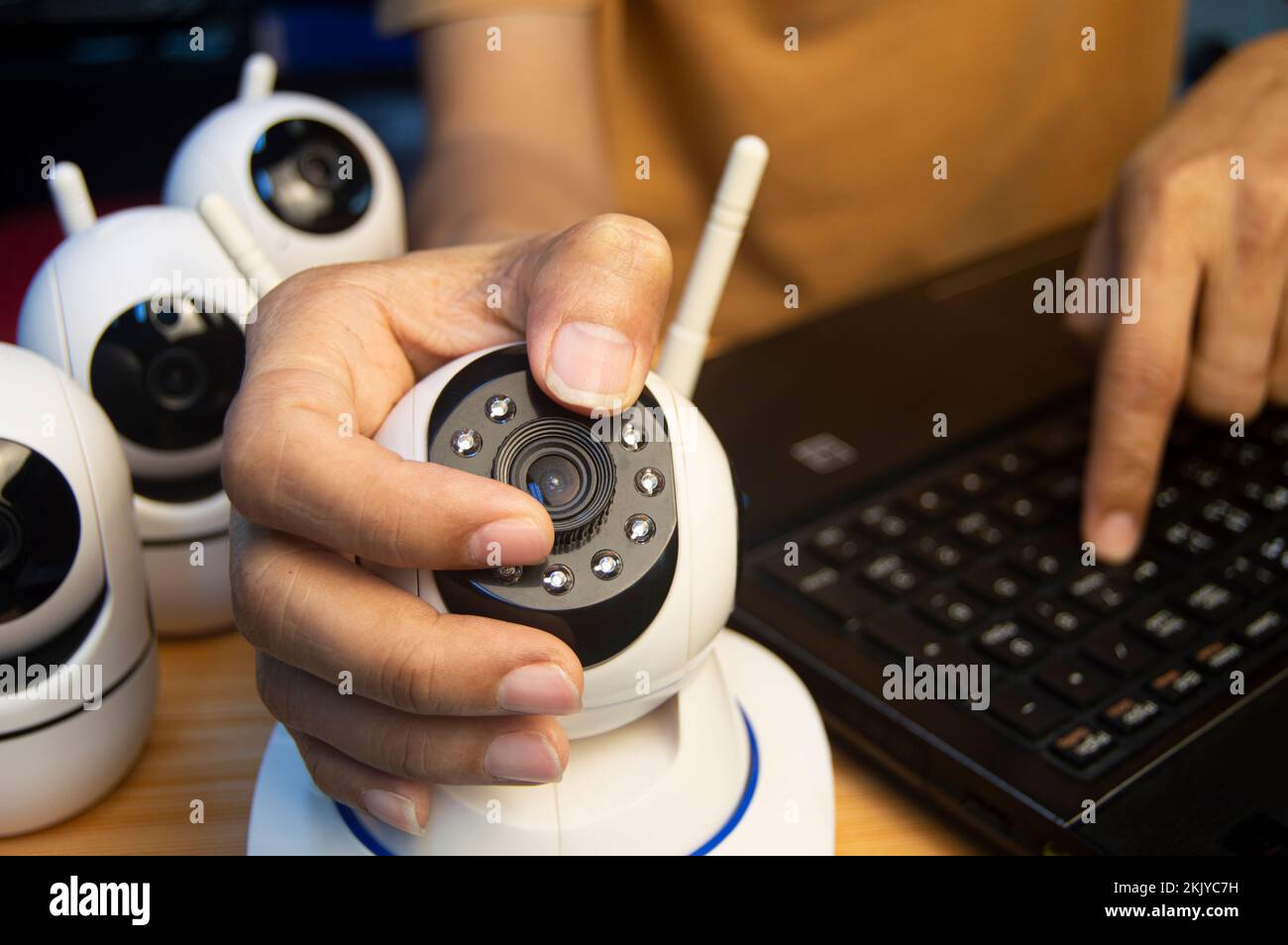 Operatore della telecamera IP dal computer, configurare la telecamera IP. Foto Stock