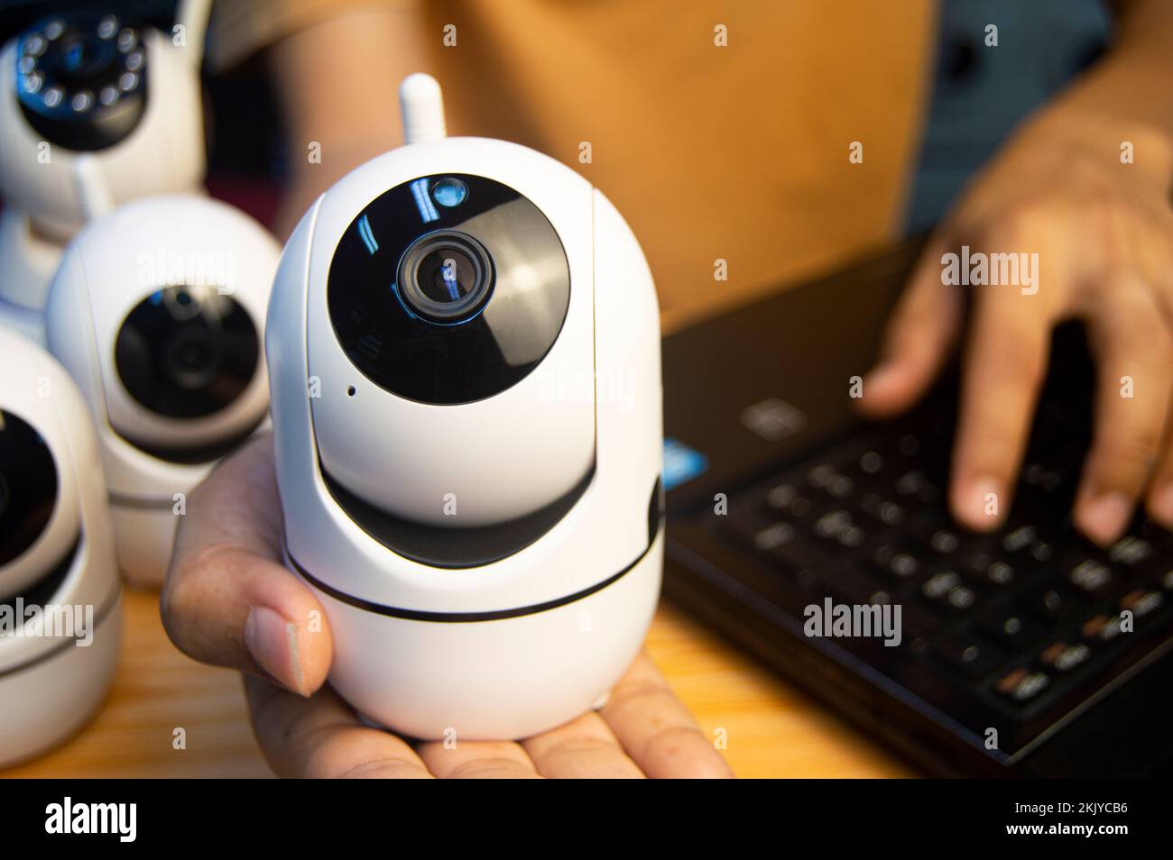 Operatore della telecamera IP dal computer, configurare la telecamera IP. Foto Stock