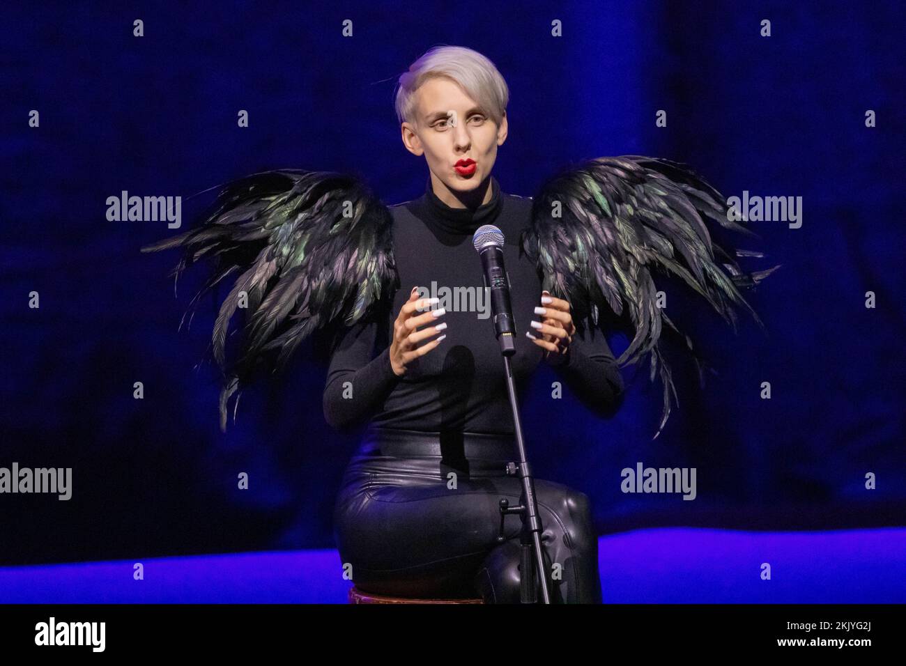 Lisa Eckhart bei ihrem Soloprogramm 'Lisa Eckhart - Die Vorteile des Lasters – ungenierte Sonderausgabe' in der Stadthalle Krone.Bautzen, 23.11.2022. Foto Stock