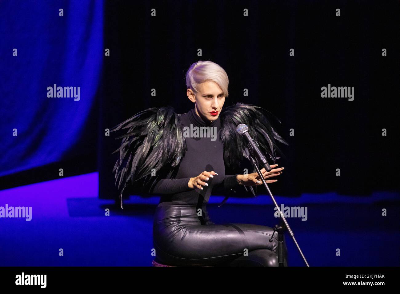 Lisa Eckhart bei ihrem Soloprogramm 'Lisa Eckhart - Die Vorteile des Lasters – ungenierte Sonderausgabe' in der Stadthalle Krone.Bautzen, 23.11.2022. Foto Stock