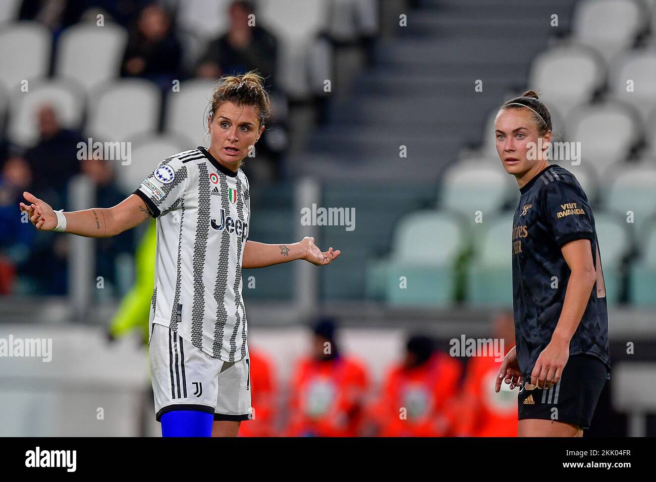 Torino, Italia. 24th Nov 2022. Cristiana Girelli (10) della Juventus e Caitlin Foord (19) dell'Arsenale visto nell'incontro della UEFA Women's Champions League tra Juventus e Arsenal allo Stadio Juventus di Torino. (Photo Credit: Gonzales Photo/Alamy Live News Foto Stock