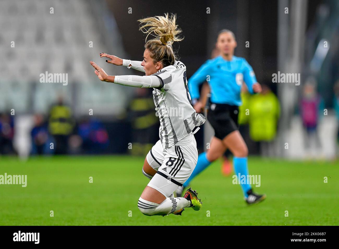 Torino, Italia. 24th Nov 2022. Martina Rosqui (8) di Juventus visto nella partita della UEFA Women's Champions League tra Juventus e Arsenal allo Stadio Juventus di Torino. (Photo Credit: Gonzales Photo/Alamy Live News Foto Stock