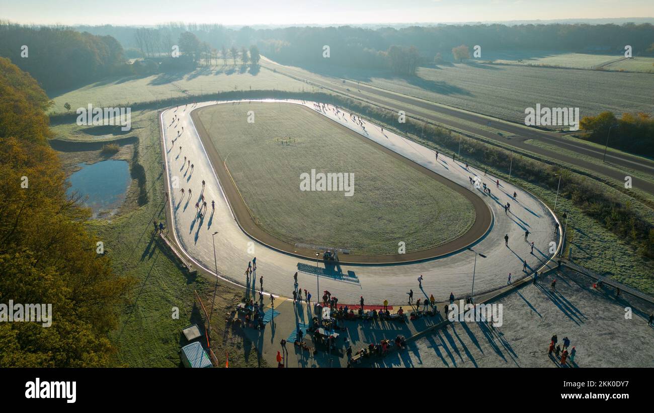 Una pista di pattinaggio all'aperto nella parte orientale dei Paesi Bassi dopo una notte di gelo. Foto Stock