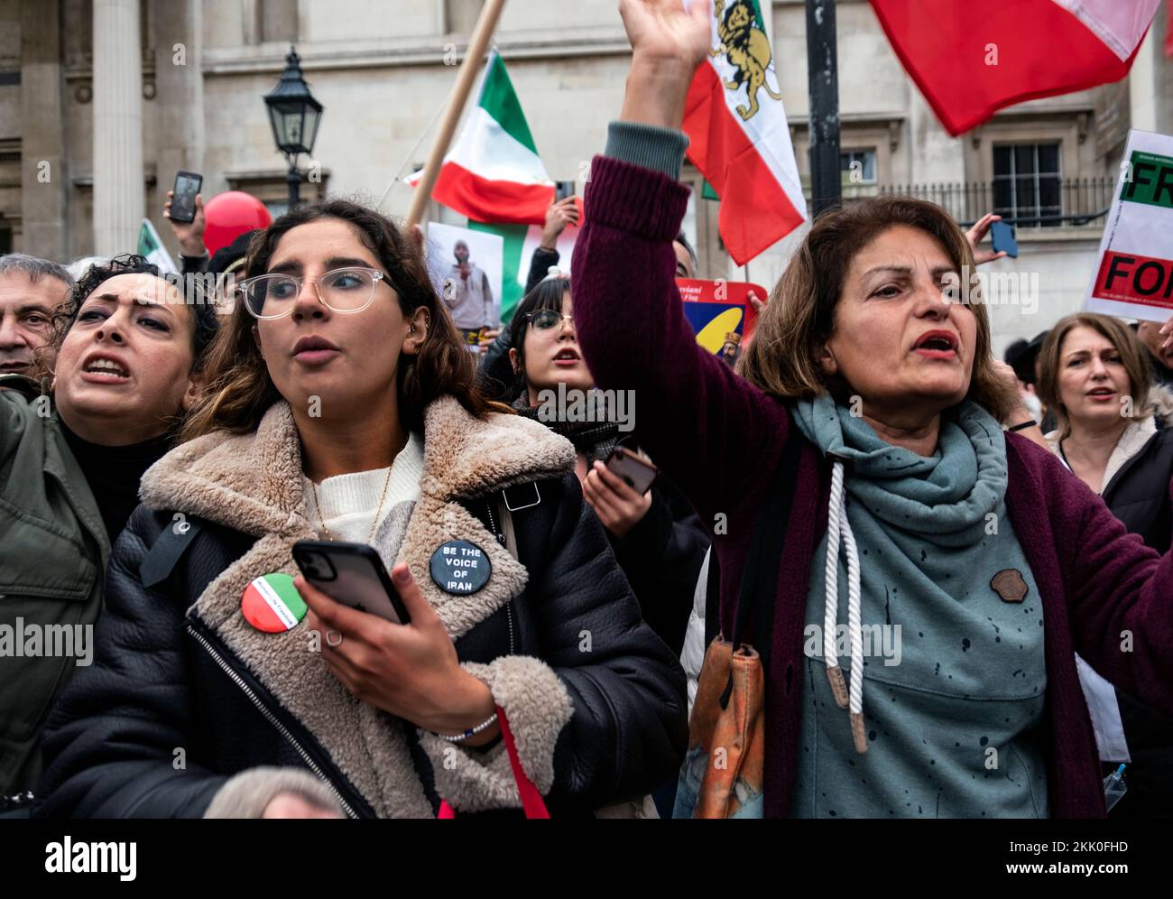 Gli iraniani che vivono in Inghilterra protestano contro la Repubblica islamica in Iran. Essi sono a sostegno della rivolta delle donne contro la regola repressiva su indossare il hijab dopo la morte di Mahsa Amini. Londra Novembre 2022 Foto Stock