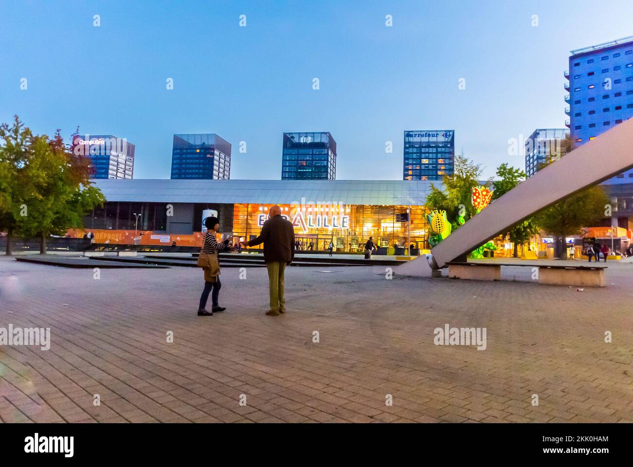 Lille, Francia, vista grandangolare, fuori dalla stazione ferroviaria TGV, Eurolille Center, edifici di architettura moderna Foto Stock