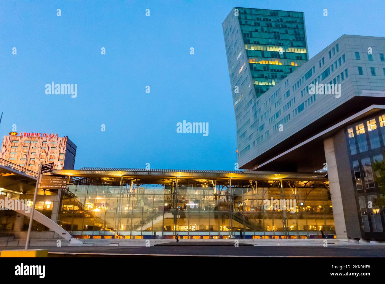 Lille, Francia, vista grandangolare, fuori dalla stazione ferroviaria TGV, Eurolille Center, edifici di architettura moderna Foto Stock