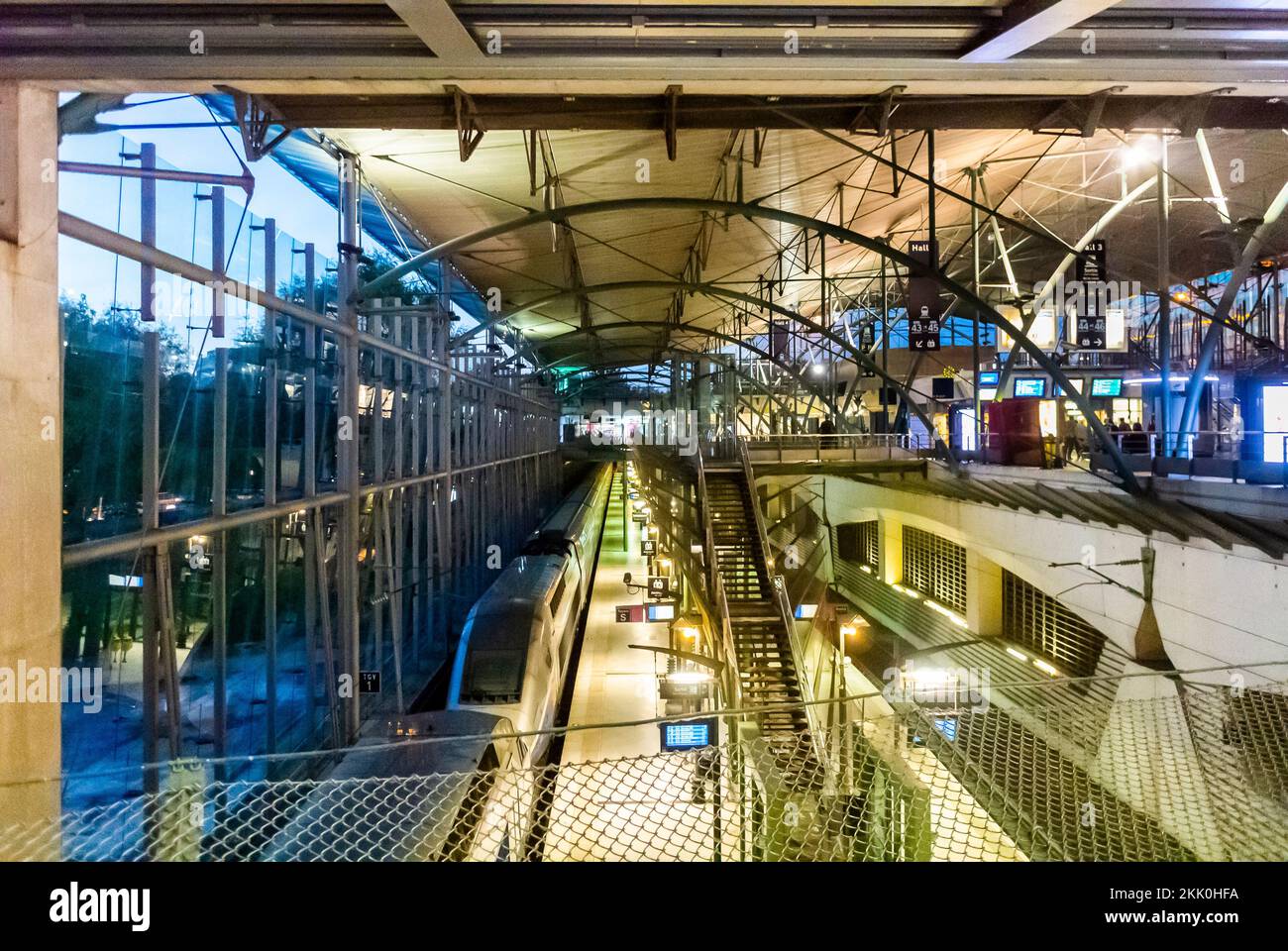 Lille, Francia, vista grandangolare, all'interno della stazione ferroviaria TGV, Eurolille Center Foto Stock