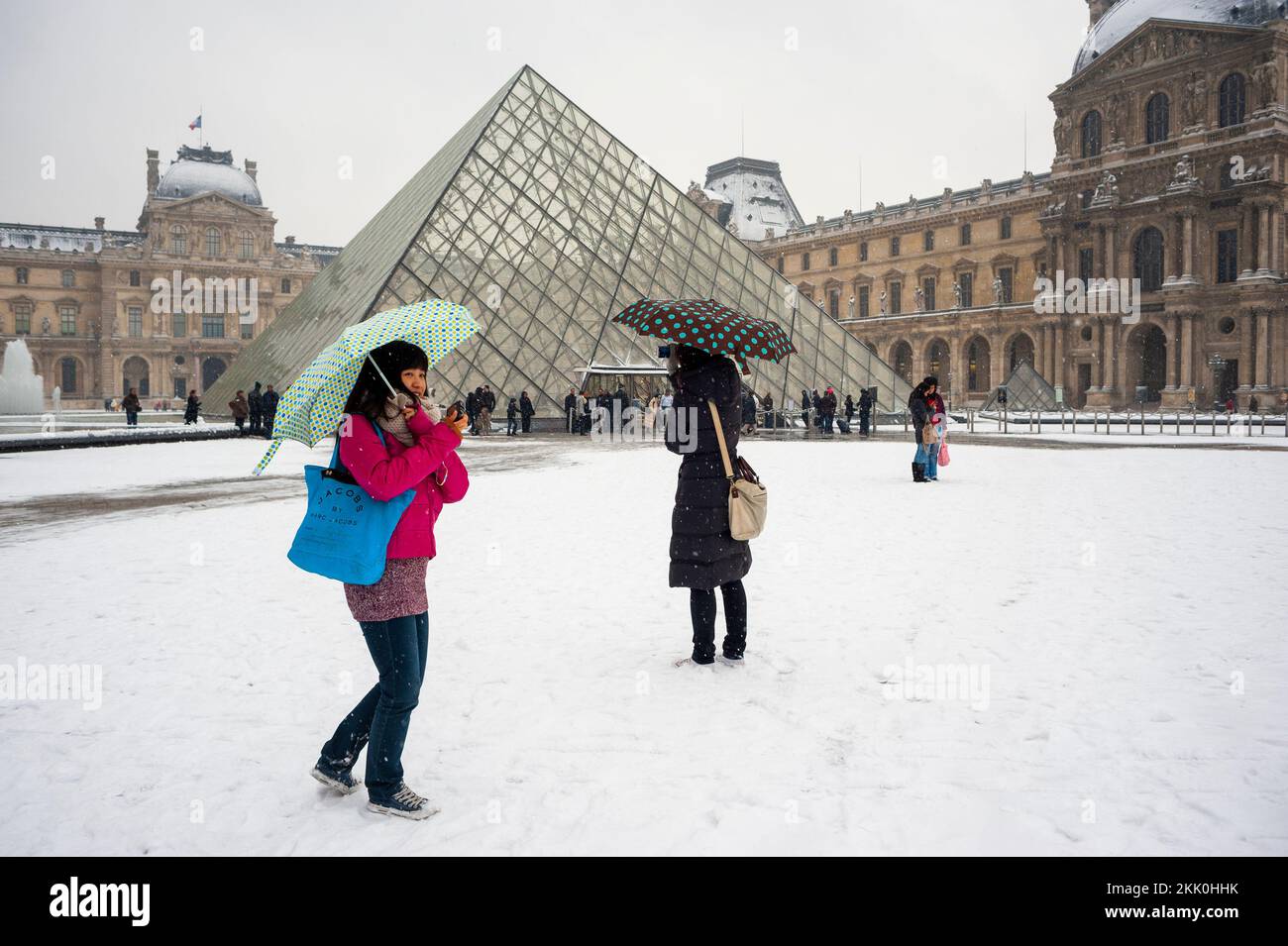 Parigi, Francia, Scenic invernale, Visualizza i turisti che visitano il Museo del Louvre a neve, Foto Stock