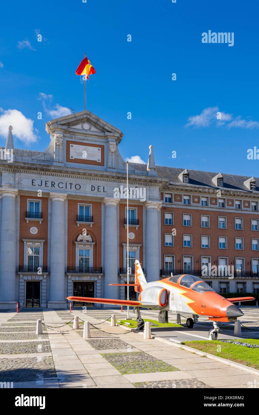 Quartier generale della forza aerea e spaziale (Ministerio del Aire) con l'aereo spagnolo C-101, Madrid, Spagna Foto Stock