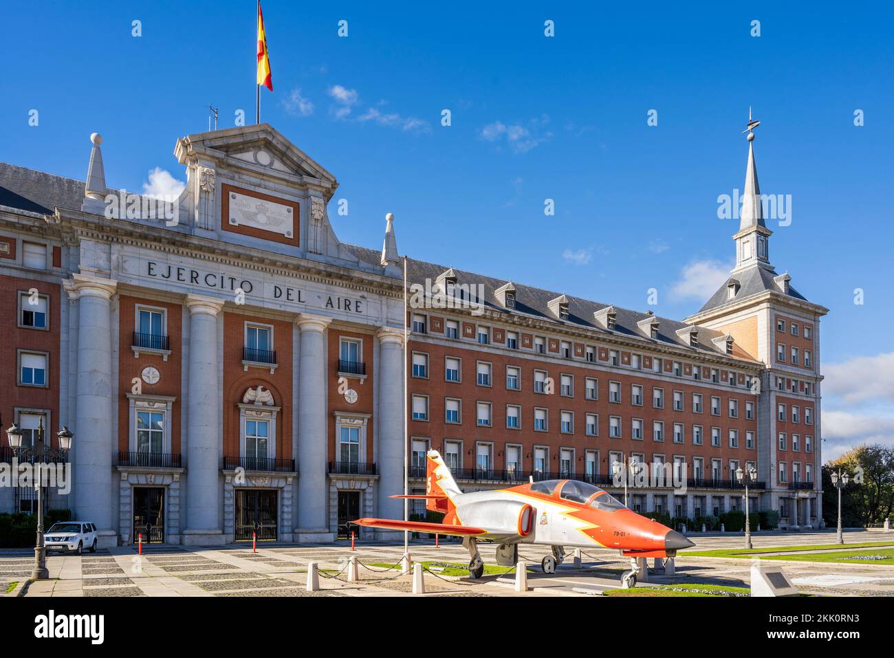Quartier generale della forza aerea e spaziale (Ministerio del Aire) con l'aereo spagnolo C-101, Madrid, Spagna Foto Stock