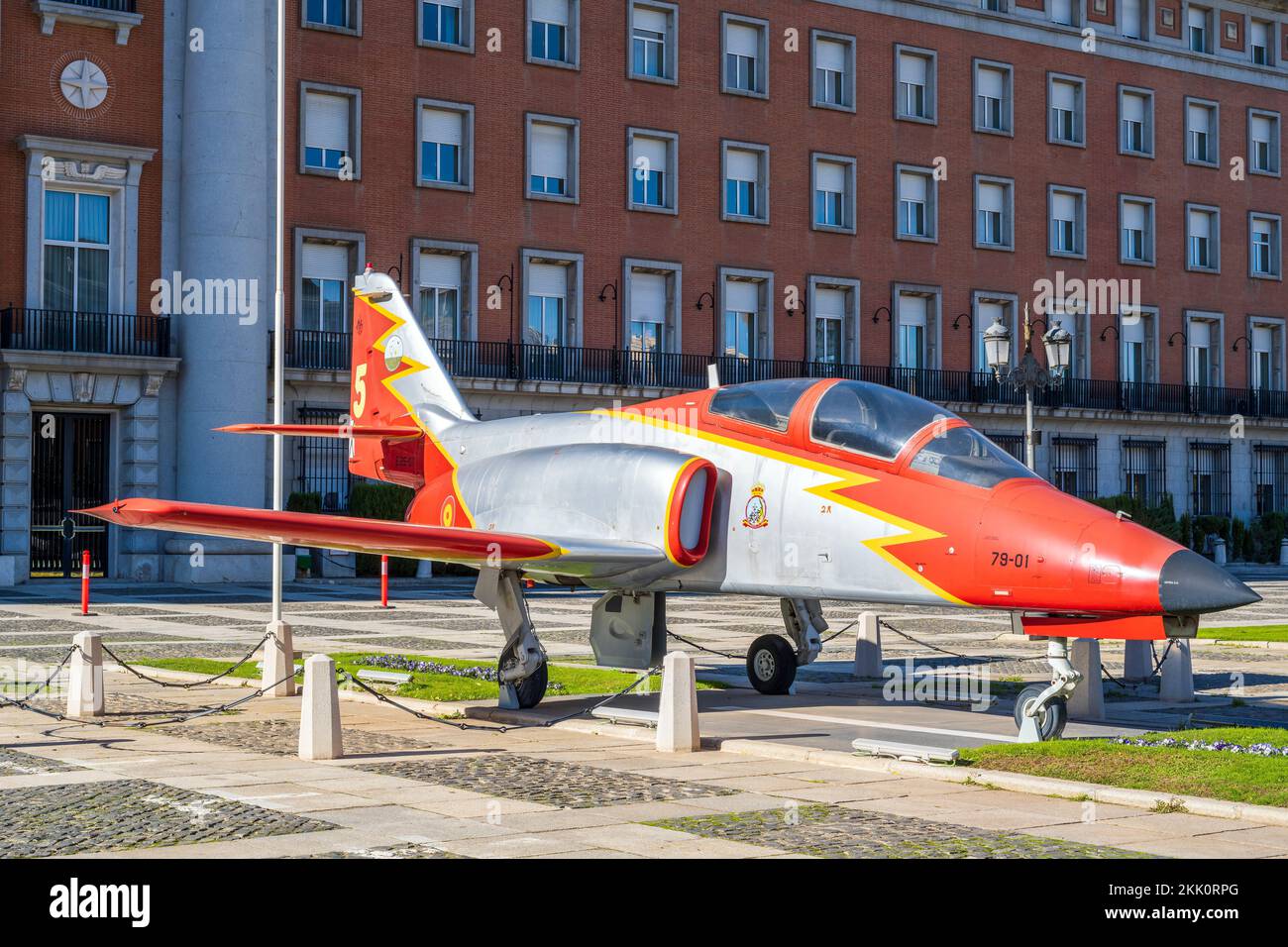 Quartier generale della forza aerea e spaziale (Ministerio del Aire) con l'aereo spagnolo C-101, Madrid, Spagna Foto Stock