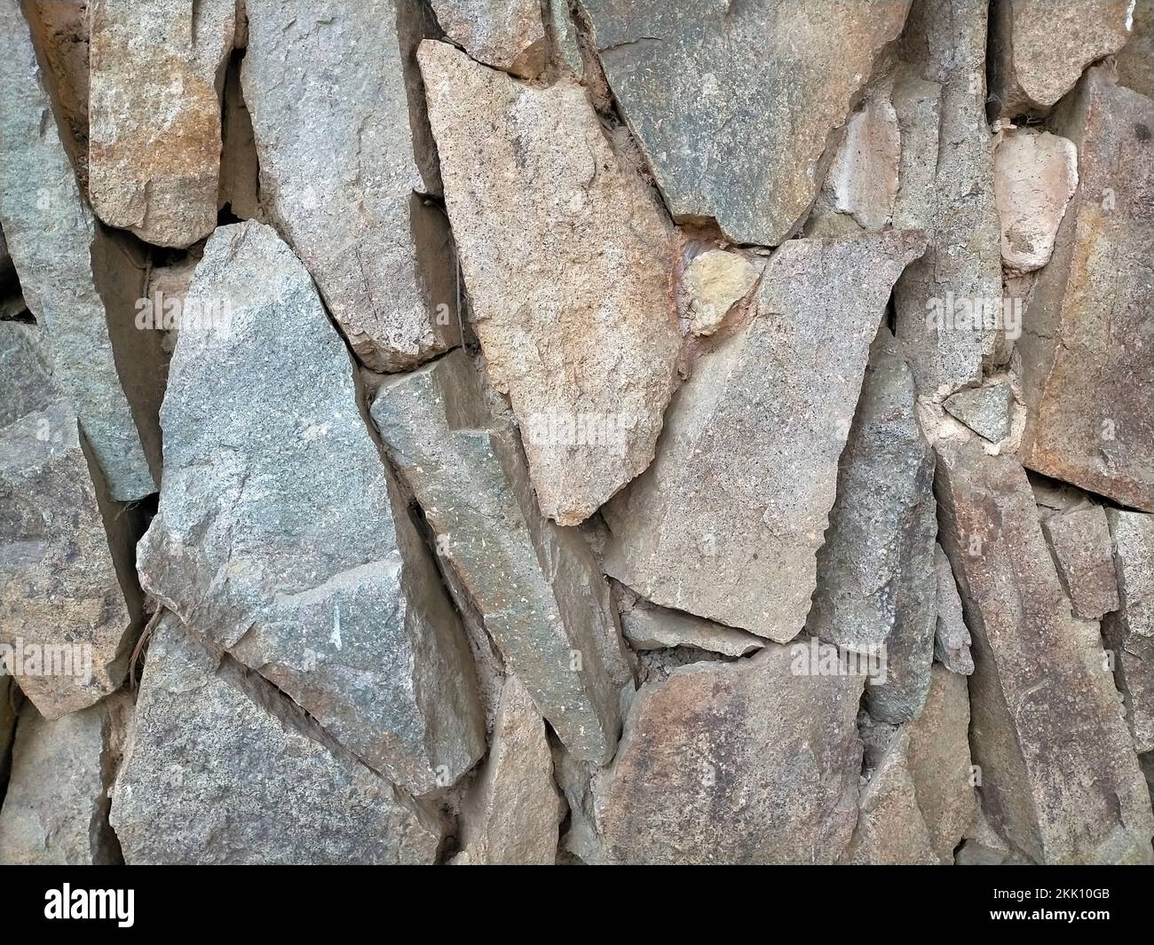Un primo piano di pezzi di pietra naturale tagliati ruvidi - sfondo Foto Stock