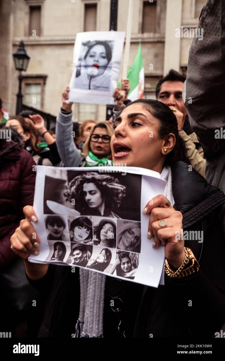 Gli iraniani che vivono in Inghilterra protestano contro la Repubblica islamica in Iran. Sono a sostegno della rivolta delle donne contro la regola repressiva sull'usura Foto Stock