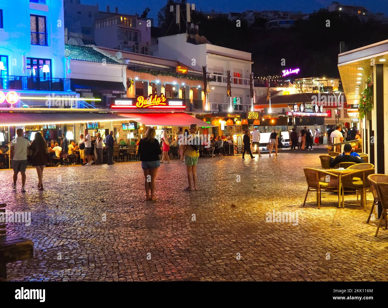 Vita notturna ad Albufeira sulla costa dell'Algarve in Portogallo Foto Stock