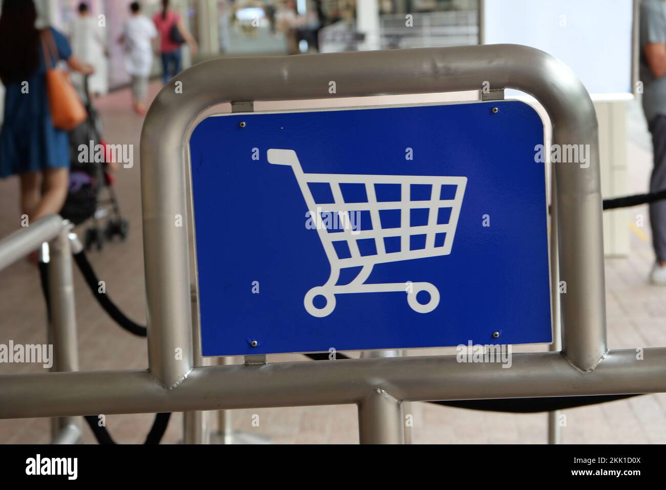 Primo piano dell'icona dello shopping sale in strada Foto Stock
