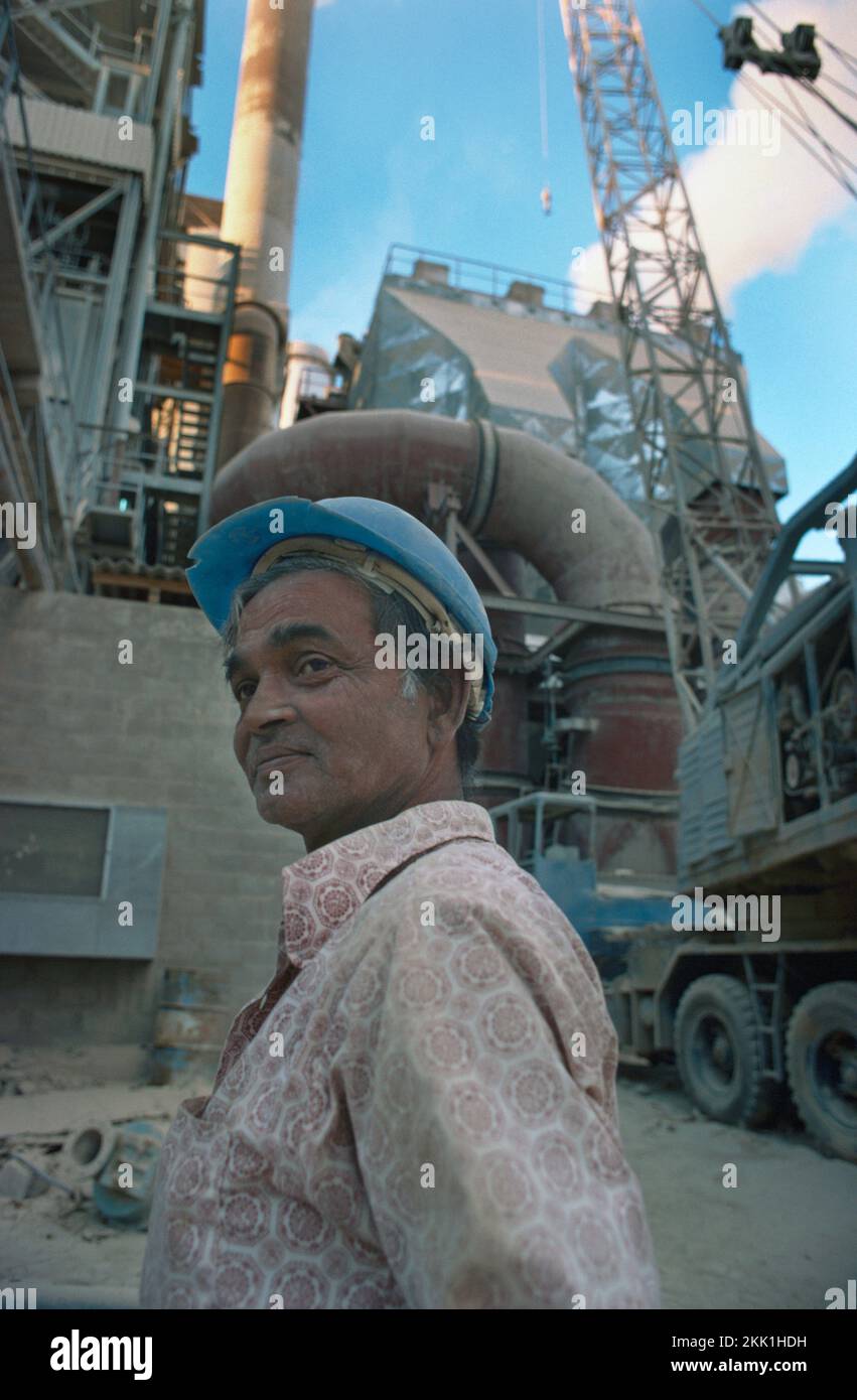Jeddah Arabia Saudita Cement Factory lavoratore indossare il cappello duro Foto Stock
