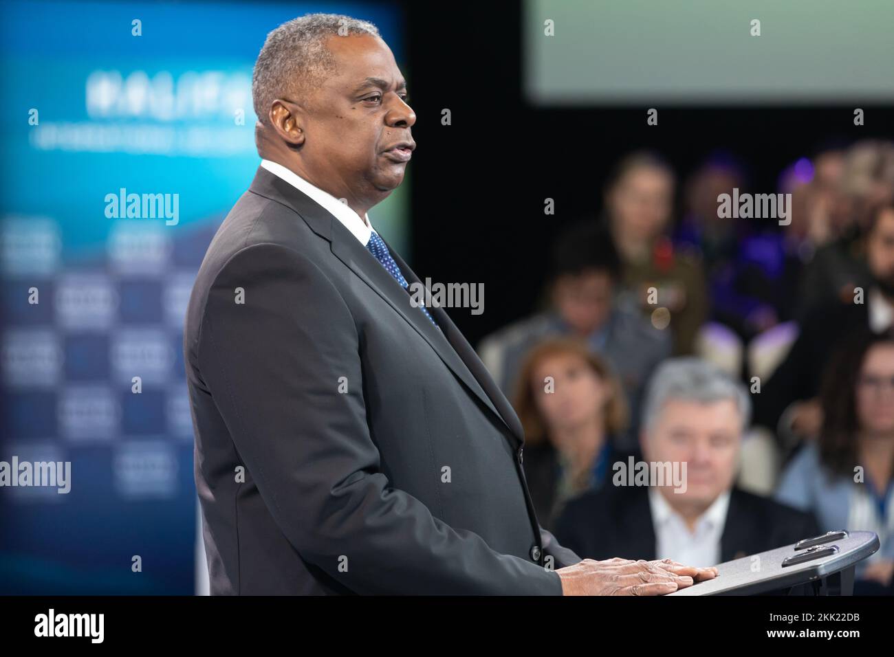 Il Segretario della Difesa Lloyd J. Austin III interviene all'Halifax International Security Forum in Nuova Scozia. STATI UNITI Il segretario alla difesa Lloyd Austin ha messo in guardia l’invasione russa dell’Ucraina offrendo un’anteprima di un mondo in cui i paesi armati di nucleare potrebbero minacciare altre nazioni e ha affermato che Pechino, come Mosca, cerca un mondo in cui potrebbe fare la cosa giusta. Austin ha fatto le sue osservazioni all’annuale Halifax International Security Forum, che attira funzionari della difesa e della sicurezza dalle democrazie occidentali. Foto Stock