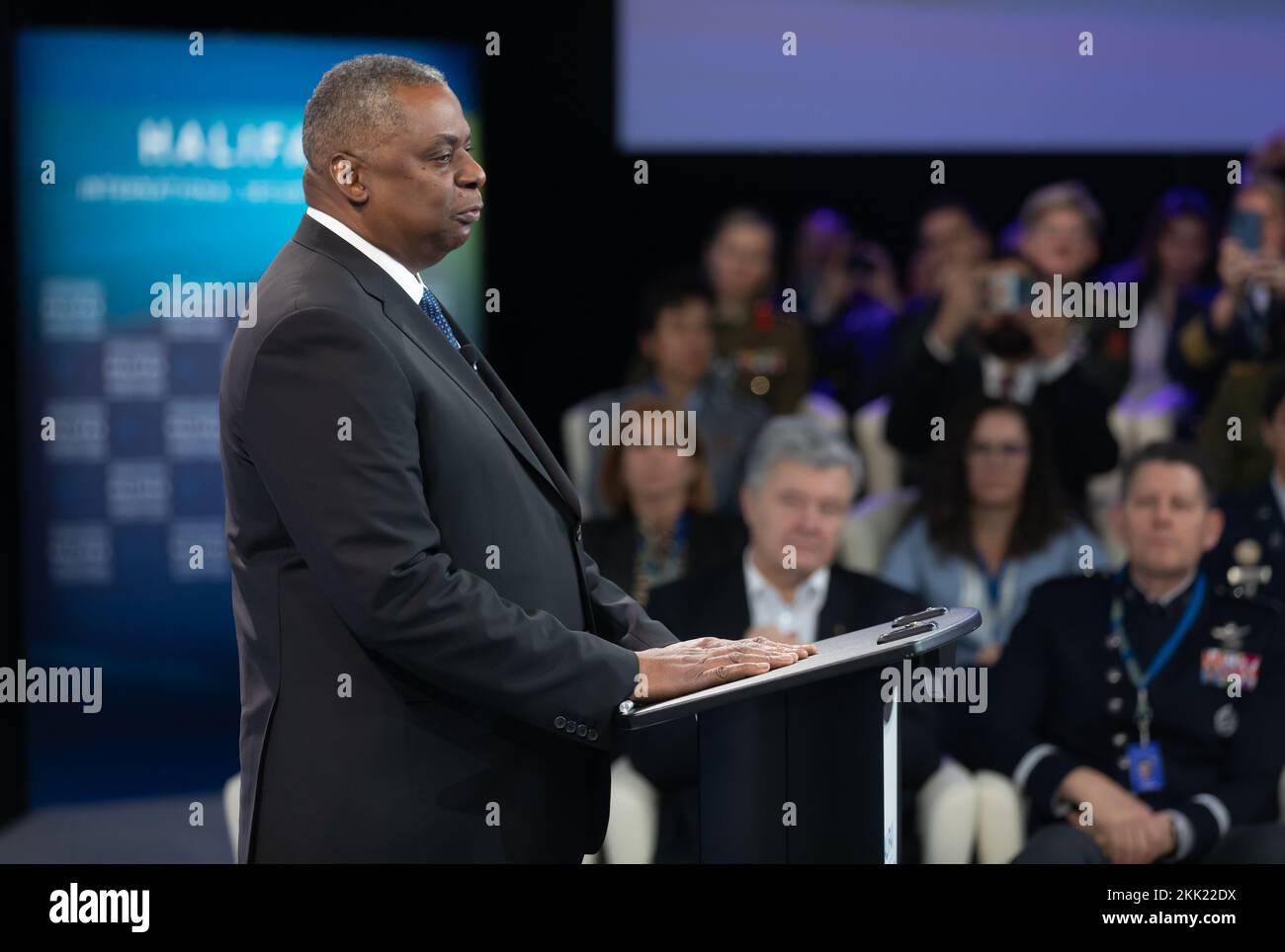 Il Segretario della Difesa Lloyd J. Austin III interviene all'Halifax International Security Forum in Nuova Scozia. STATI UNITI Il segretario alla difesa Lloyd Austin ha messo in guardia l’invasione russa dell’Ucraina offrendo un’anteprima di un mondo in cui i paesi armati di nucleare potrebbero minacciare altre nazioni e ha affermato che Pechino, come Mosca, cerca un mondo in cui potrebbe fare la cosa giusta. Austin ha fatto le sue osservazioni all’annuale Halifax International Security Forum, che attira funzionari della difesa e della sicurezza dalle democrazie occidentali. Foto Stock