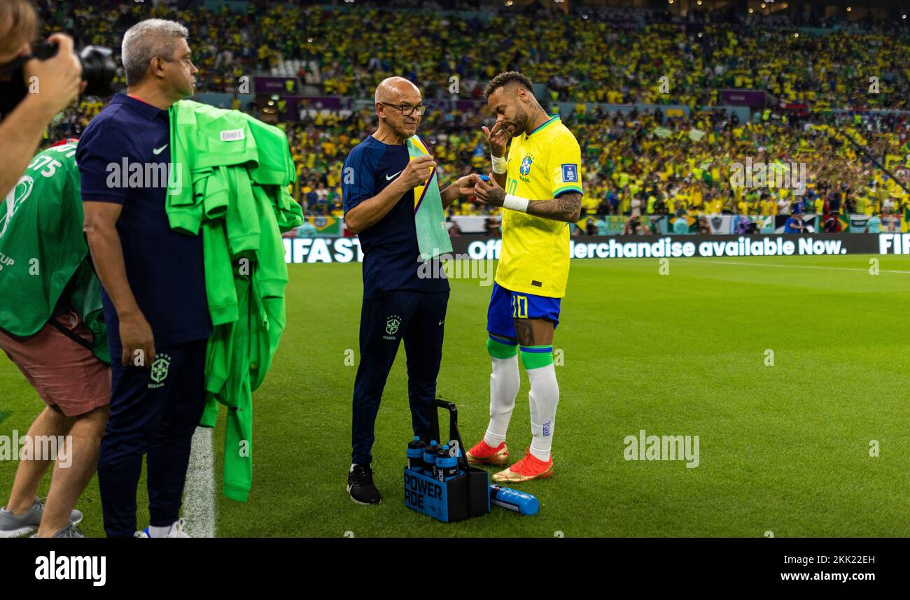 Doha, Qatar. 24th Nov 2022. Neymar (Brasilien) ottiene unguento dal custode e lo sfrega sotto il suo naso Brasile - Serbia World Cup 2022 in Qatar 24,1 Foto Stock