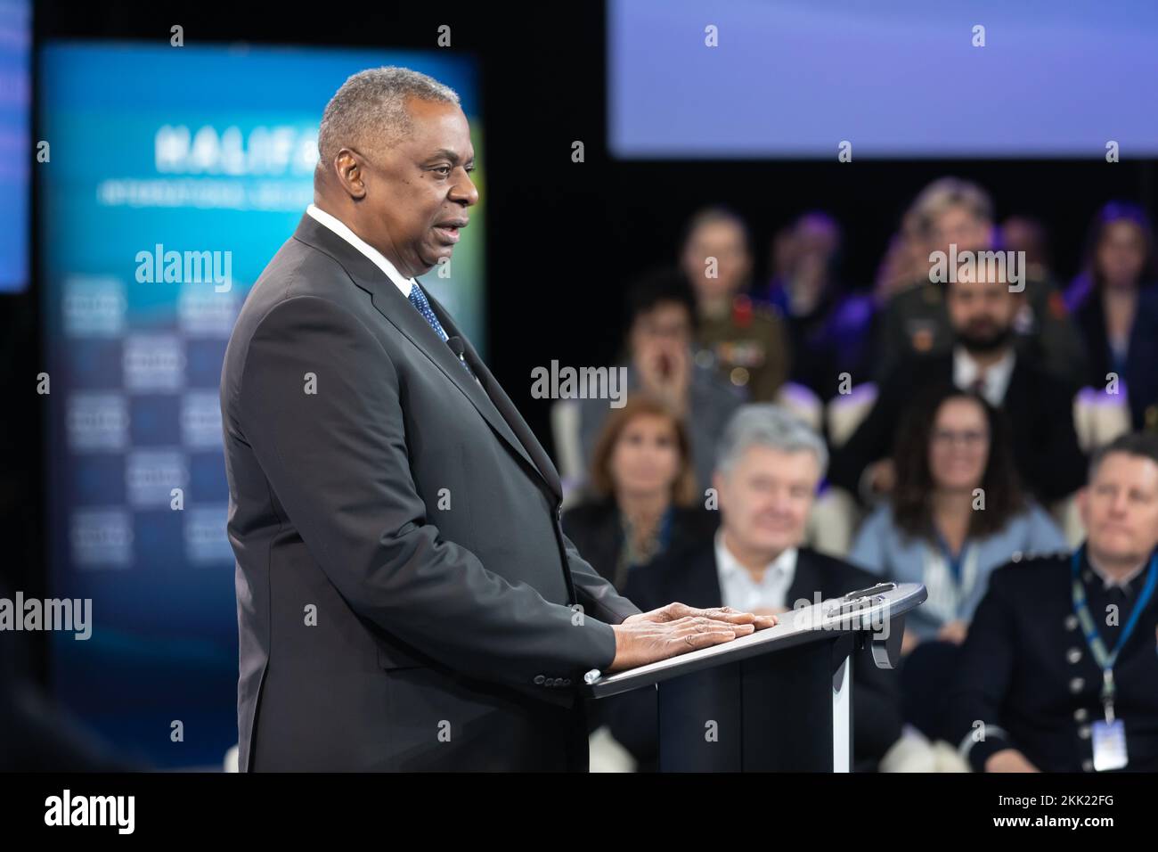 Il Segretario della Difesa Lloyd J. Austin III interviene all'Halifax International Security Forum in Nuova Scozia. STATI UNITI Il segretario alla difesa Lloyd Austin ha messo in guardia l’invasione russa dell’Ucraina offrendo un’anteprima di un mondo in cui i paesi armati di nucleare potrebbero minacciare altre nazioni e ha affermato che Pechino, come Mosca, cerca un mondo in cui potrebbe fare la cosa giusta. Austin ha fatto le sue osservazioni all’annuale Halifax International Security Forum, che attira funzionari della difesa e della sicurezza dalle democrazie occidentali. Foto Stock