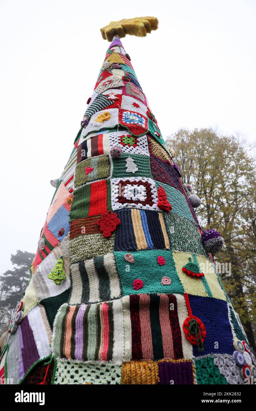 Inaugurazione cerimoniale di un albero di Natale alto 4 metri nel cortile dell'Ospedale Psichiatrico dell'Università 'Vrapce', a Zagabria, Croazia, il 25 novembre 2022. L'albero è stato realizzato nel corso dell'ultimo anno da piazze a maglia create durante l'iniziativa 'Isprepletimo ruke'. Questo albero di Natale unico è stato fatto da pazienti di demenza. Foto: Emica Elvedji/PIXSELL Credit: Pixsell agenzia foto e video/Alamy Live News Foto Stock