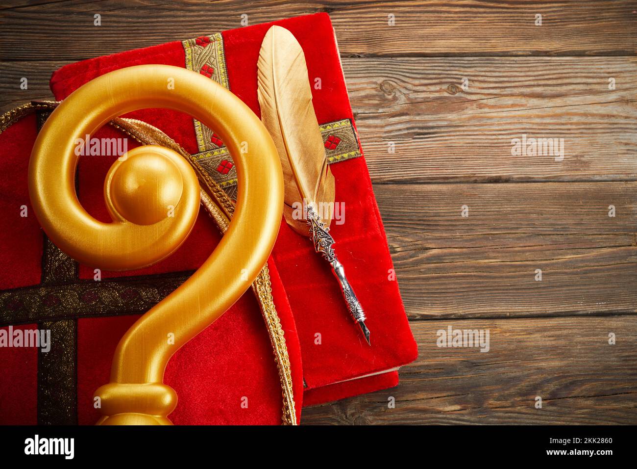 6th dicembre giorno di San Nicola - Sinterklaas. San Nicola miter e libro su tavola boscosa Foto Stock