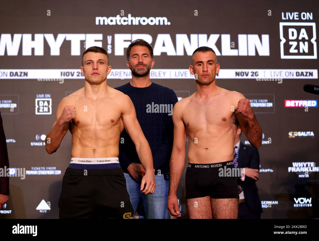 Il promotore di boxe Eddie Hearn (al centro), George Liddard (a sinistra) e Nikola Matic durante il pesata al Drum Wembley, Londra. Data immagine: Venerdì 25 novembre 2022. Foto Stock