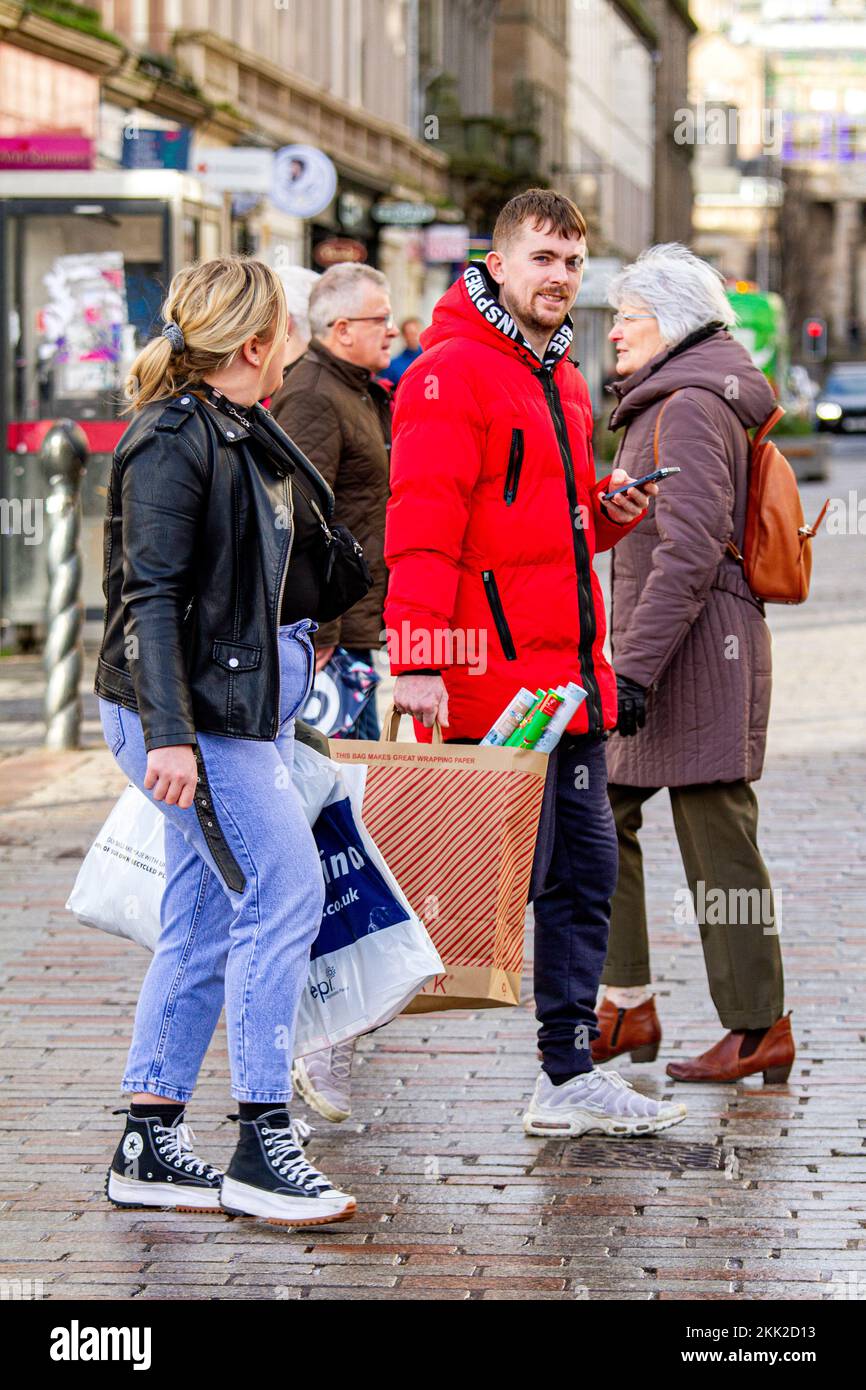 Dundee, Tayside, Scozia, Regno Unito. 25th Nov 2022. Black Friday: Una fredda e soleggiata mattina di novembre nel nord-est della Scozia, con temperature che raggiungono i 8°C.. Gli amanti dello shopping del Black Friday sono sempre in viaggio nel centro di Dundee alla ricerca di offerte per il Black Friday. I residenti locali a Dundee stanno ancora precipitando nei negozi, nonostante la realtà sia che l’inflazione si attesta a un massimo di 41 anni, pari al 11,1%. Credit: Dundee Photographics/Alamy Live News Foto Stock