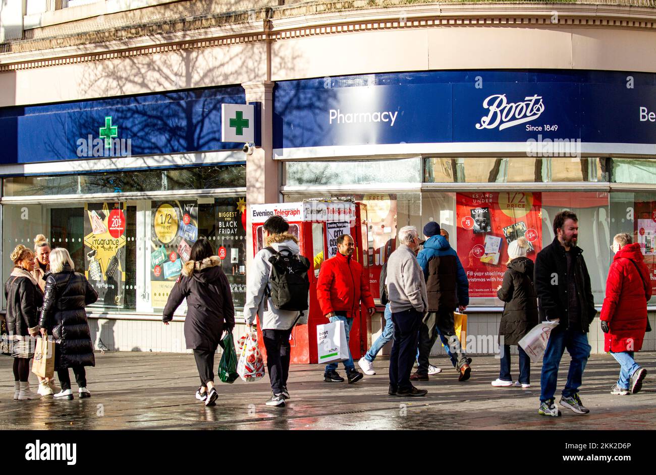 Dundee, Tayside, Scozia, Regno Unito. 25th Nov 2022. Black Friday: Una fredda e soleggiata mattina di novembre nel nord-est della Scozia, con temperature che raggiungono i 8°C.. Gli amanti dello shopping del Black Friday sono sempre in viaggio nel centro di Dundee alla ricerca di offerte per il Black Friday. I residenti locali a Dundee stanno ancora precipitando nei negozi, nonostante la realtà sia che l’inflazione si attesta a un massimo di 41 anni, pari al 11,1%. Credit: Dundee Photographics/Alamy Live News Foto Stock