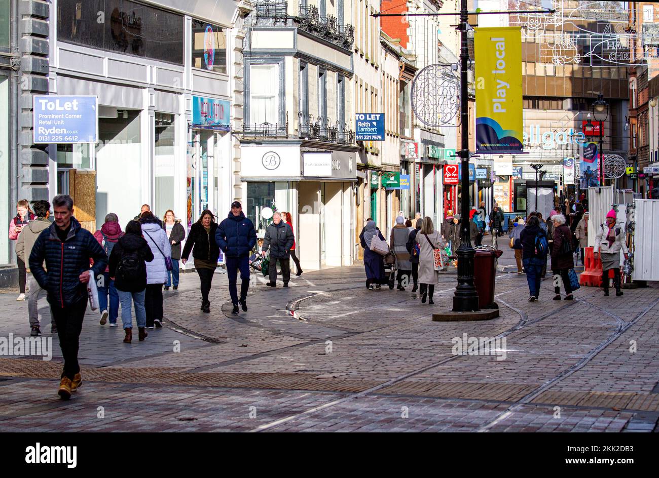 Dundee, Tayside, Scozia, Regno Unito. 25th Nov 2022. Black Friday: Una fredda e soleggiata mattina di novembre nel nord-est della Scozia, con temperature che raggiungono i 8°C.. Gli amanti dello shopping del Black Friday sono sempre in viaggio nel centro di Dundee alla ricerca di offerte per il Black Friday. I residenti locali a Dundee stanno ancora precipitando nei negozi, nonostante la realtà sia che l’inflazione si attesta a un massimo di 41 anni, pari al 11,1%. Credit: Dundee Photographics/Alamy Live News Foto Stock