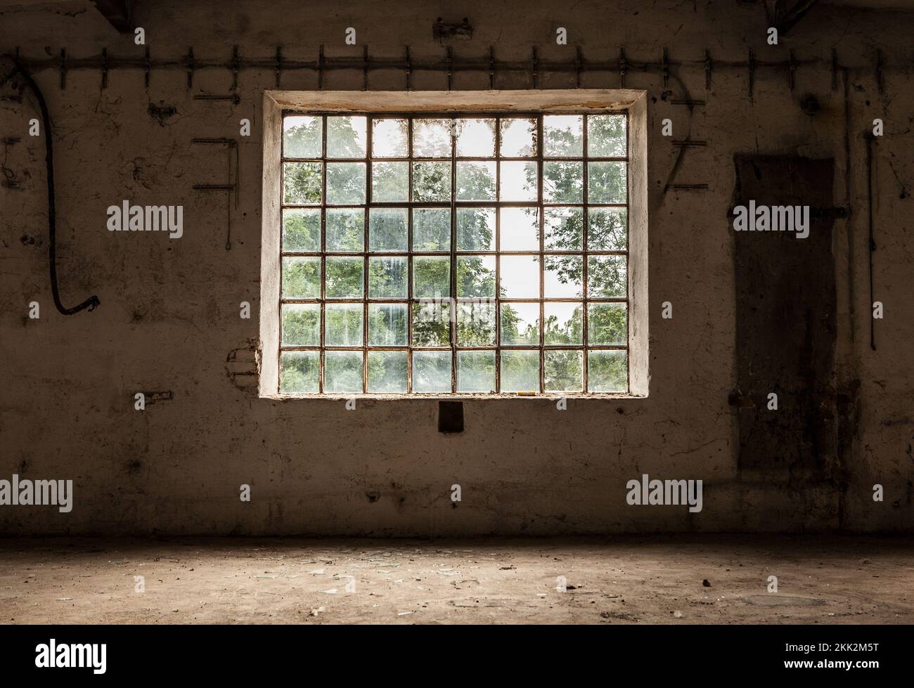 Ampia finestra a griglia sulla vecchia parete vintage. Immagine grunge concetto di tecnica di immagine. Foto Stock