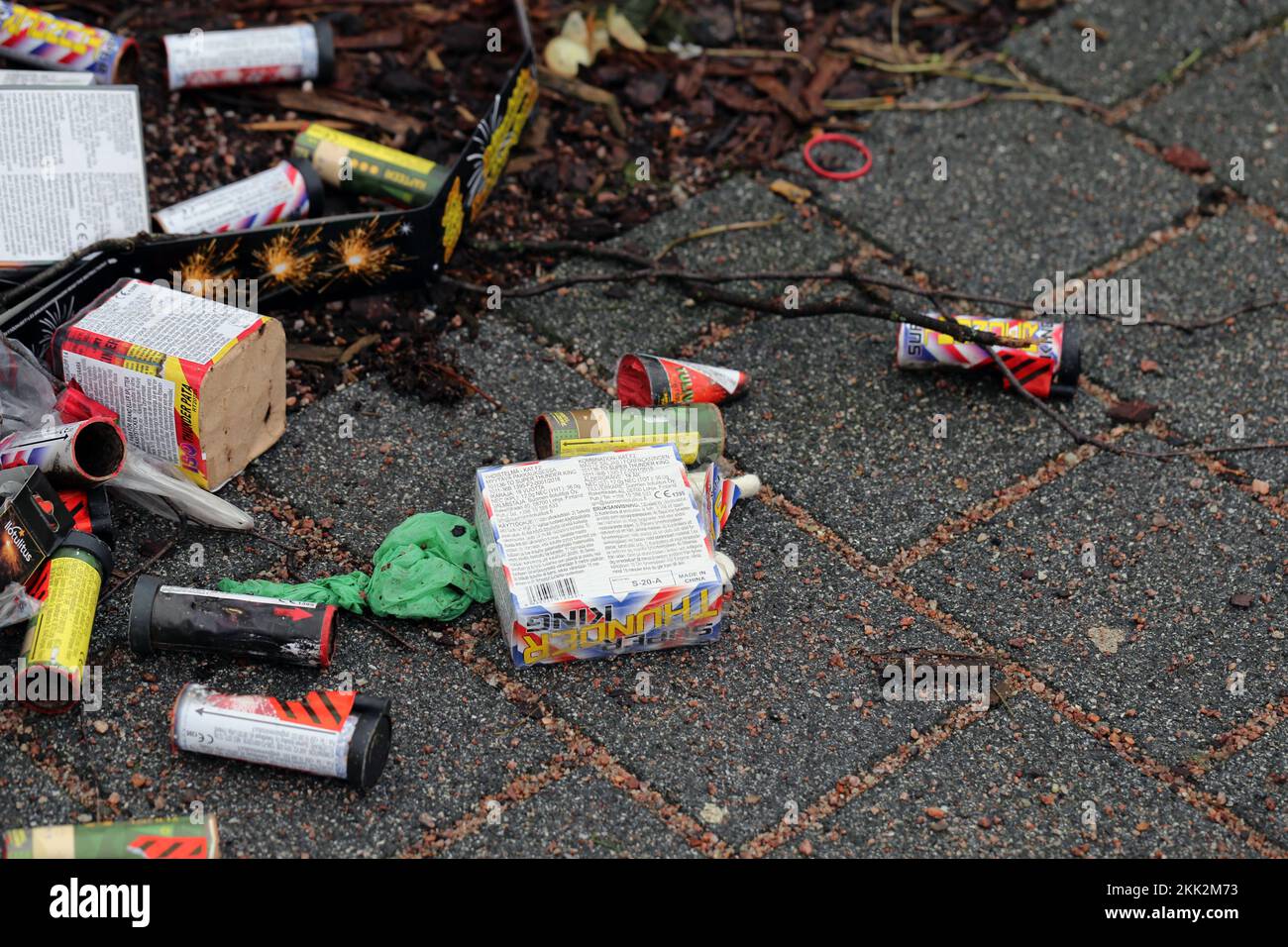 I rifiuti dei fuochi d'artificio sono rimasti a terra a Capodanno. Rifiuti colorati con carta bruciata e diversi imballaggi inquinano l'ambiente. Primo piano. Foto Stock