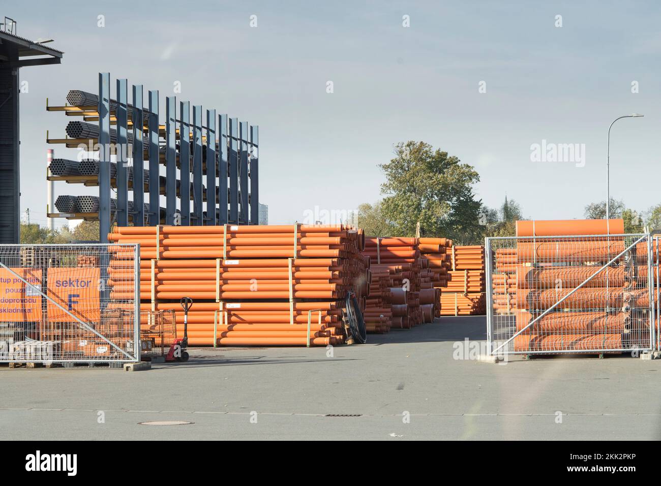 Una pila di tubi di scarico in plastica arancione utilizzati nel sito dell'edificio Foto Stock